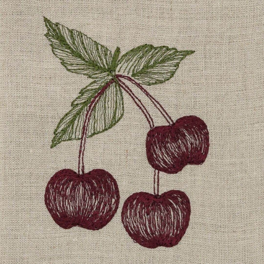 コーラル アンド タスクさんのインスタグラム写真 - (コーラル アンド タスクInstagram)「Detail of cherries embroidered on 100% natural linen tea towel or cocktail napkin. Add some sweetness to your kitchen or table this spring. 🍒 #coralandtusktable #embroideredlinen #embroidery #embroideredcherries #embroiderylove #cherries」3月25日 3時46分 - coralandtusk