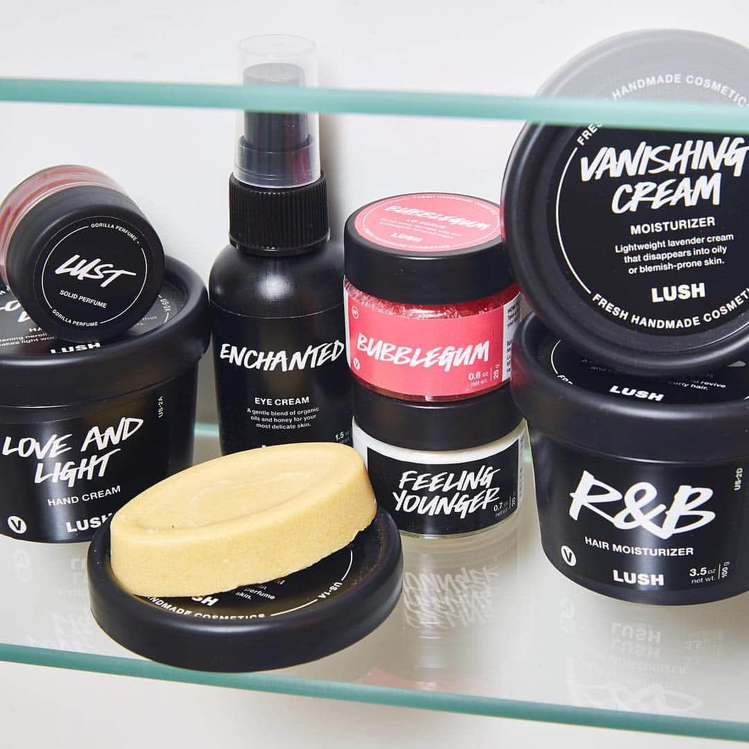LUSH Cosmeticsさんのインスタグラム写真 - (LUSH CosmeticsInstagram)「We stan a cute Lush #Shelfie! Are any of these goodies in your repertoire? If yes, tell us which ones and why you love them. We're partial to Bubblegum Lip Scrub ourselves! 🥰💕#LushShelfie」3月25日 3時52分 - lushcosmetics