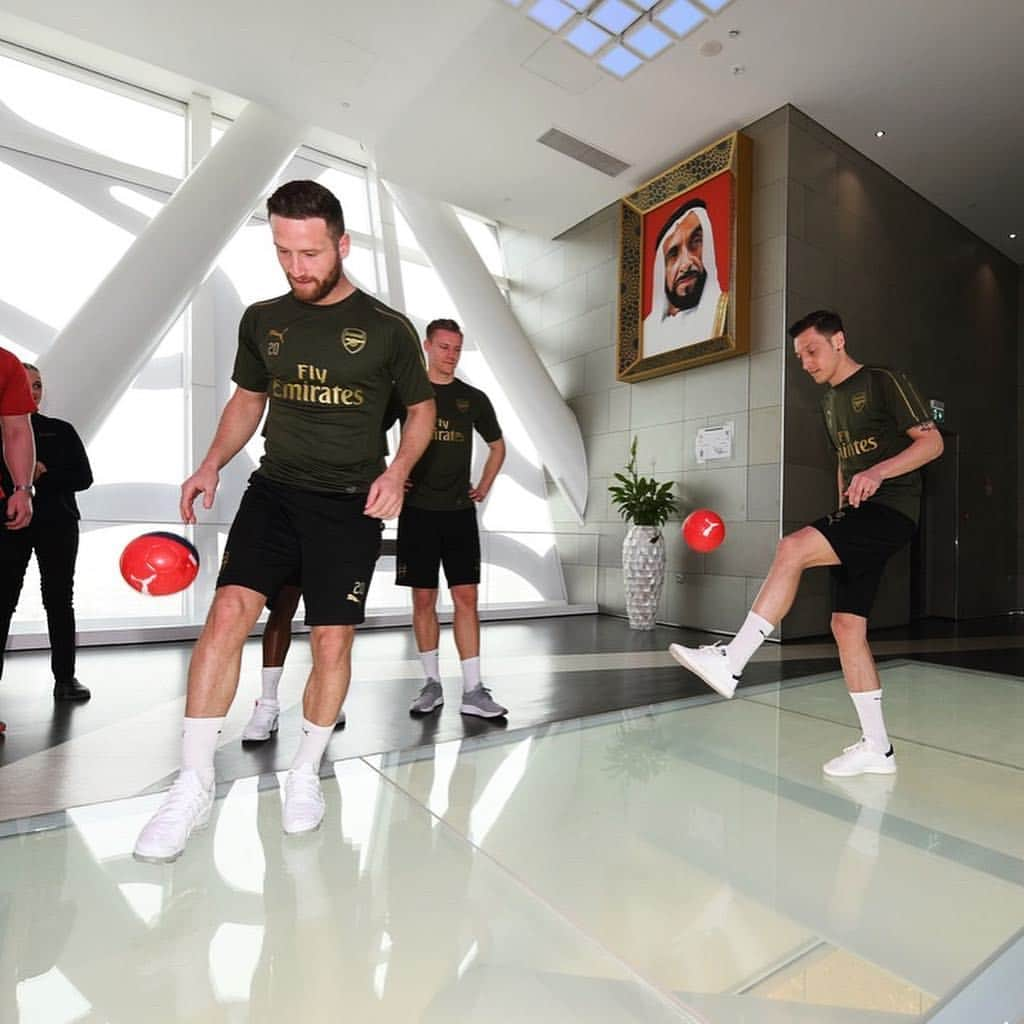 アーセナルFCさんのインスタグラム写真 - (アーセナルFCInstagram)「Sightseeing, Dubai style . . #ArsenalInDubai #Ozil #Leno #Mustafi #DubaiFrame #Dubai #Emirates」3月25日 3時56分 - arsenal