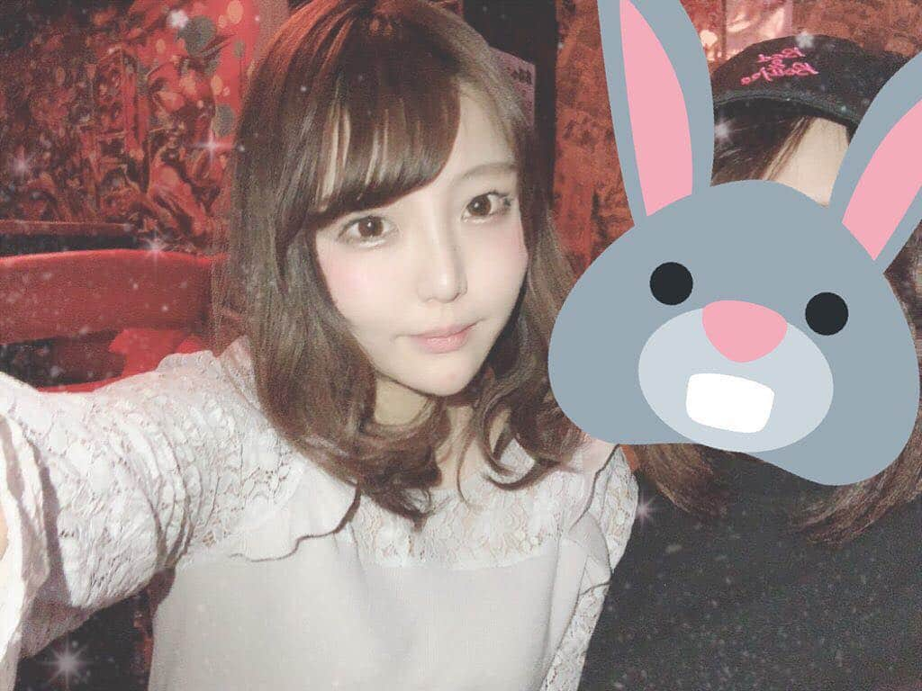 真奈りおなのインスタグラム：「高校の保健室仲間のパイセン〜♡ お祝いしてくれてありがとう！  またみんなで集まろうね(っ'-' )╮ =͟͟͞͞❤ #あなたは今日でりおな推し  #プレステージ専属 #AV女優 #セクシー女優 #シナモロール #photography #ポートレート  #前髪 #前髪アレンジ #photos  #ootd  #かわいい  #高校生 #保健室」