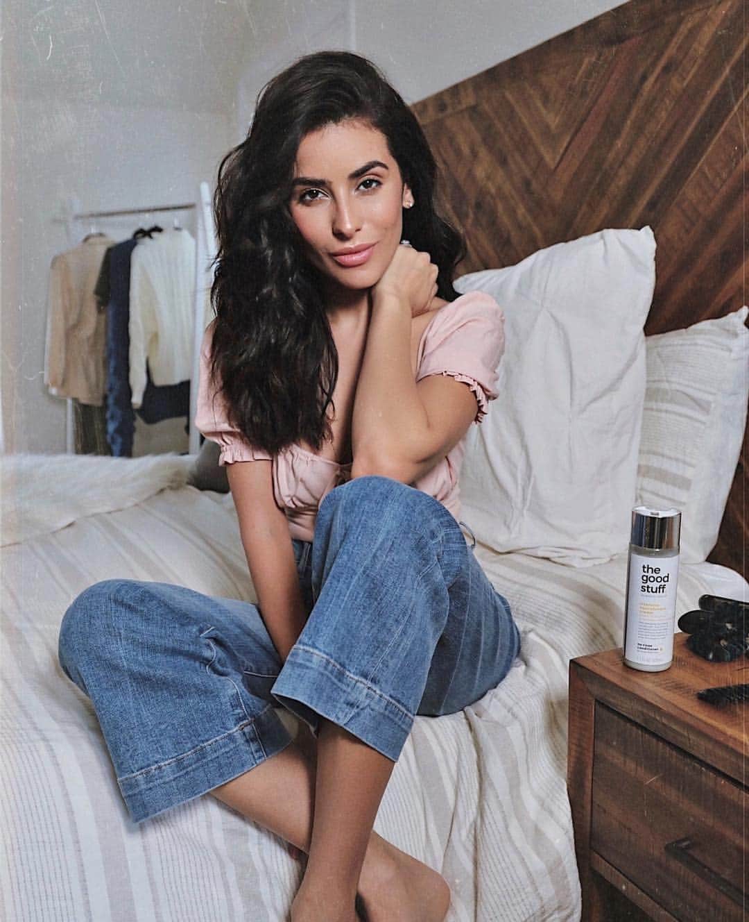 Sazan Hendrixさんのインスタグラム写真 - (Sazan HendrixInstagram)「Beauty Brainer: Are you looking for tips to bring some life back into dry, dull and damaged hair? I've been there and great news - it's never too late to treat your strands right. Fun fact: our hair grows around half an inch a month and faster in the summer than in winter so let's make every day count and start with these three helpful tips below 👇🏼 1. avoid washing your hair every day. This will just strip your hair of its natural oils it needs to thrive! 2. choose your hair products wisely. For dry hair, a fast absorbing, no-rinse potent conditioner is a must! I recommend @thegoodstuffhair Intensive Nourishment Cream - why? It’s formulated to strengthen, nourish and retain the hair’s moisture balance to keep strands healthy, shiny and happy! 🙃  #TGSPartner #rethinktherinse  3. are you eating your greens? hehe Eating more Omega-3 fatty acid rich foods (broccoli, leafy greens, citric fruits can support scalp health; a deficiency can actually lead to dry scalp and dull hair. Hope this helps!! 🙌🏼 #hairtips」3月25日 3時58分 - sazan