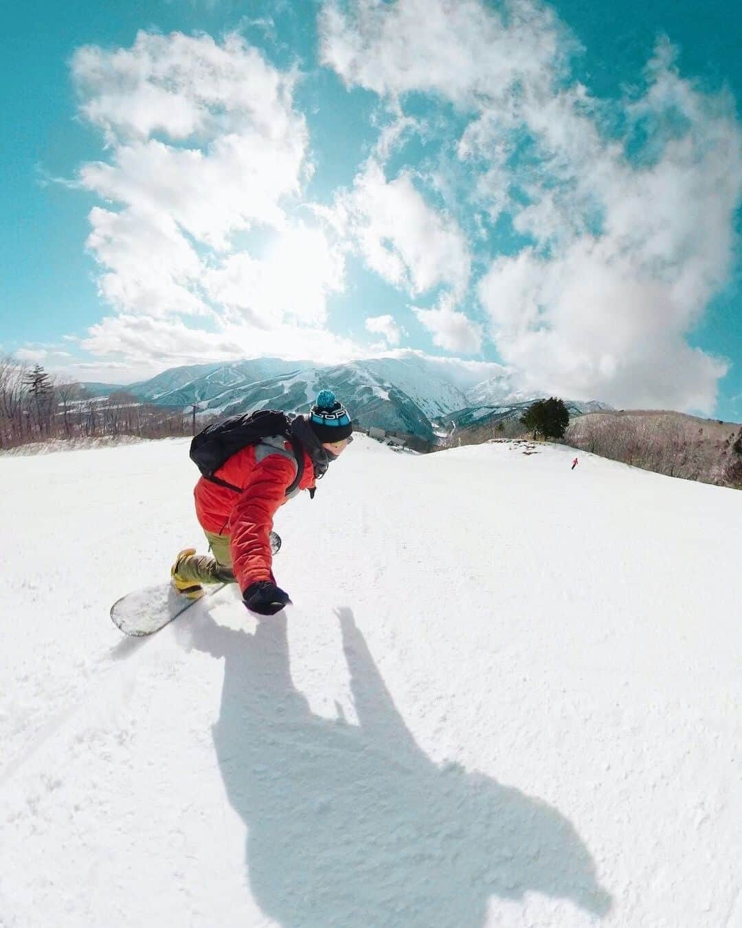 BONXのインスタグラム：「In his element - @s_o_u.⁣ ⁣ #GoBonx #GoMakeNoise⁣ .⁣ .⁣ .⁣ .⁣ .⁣ #Bonx #technology #snowboard #snowboardingfun #snowboarding #snowboardlife #mountainworld #mountainlife #mountainwave #extreme #communication #gear #snow #snowboardingday  #outdoorsports #extremesports #grouptalk #shred #sportstech #sportstechnology #headphones #wirelessheadphones ⁣」