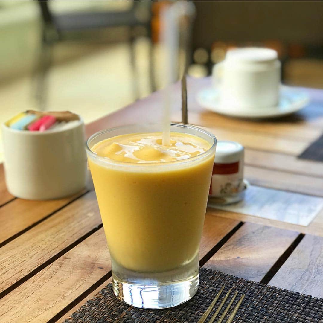 Trump Waikikiさんのインスタグラム写真 - (Trump WaikikiInstagram)「Start off your morning with a refreshing mango smoothie. It’s  served at In-Yo Cafe where we have a lavish breakfast buffet featuring American and international fare and an a la carte breakfast menu. Call ‪683.7777‬ for reservations. Complimentary 4-hour valet parking. 📷 @moony_u_kbd」3月25日 4時00分 - trumpwaikiki