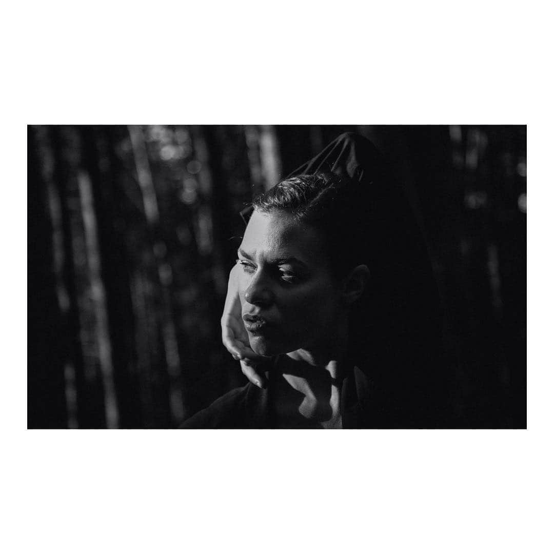 アナ・ウラルのインスタグラム：「“The stream of music borne aloft from yonder choral spheres? And feel'st thou not the measure which eternal Nature keeps?” #forest #home #vagabonds #blackandwhite #photography #nature #artistsoninstagram #art #film #actor」