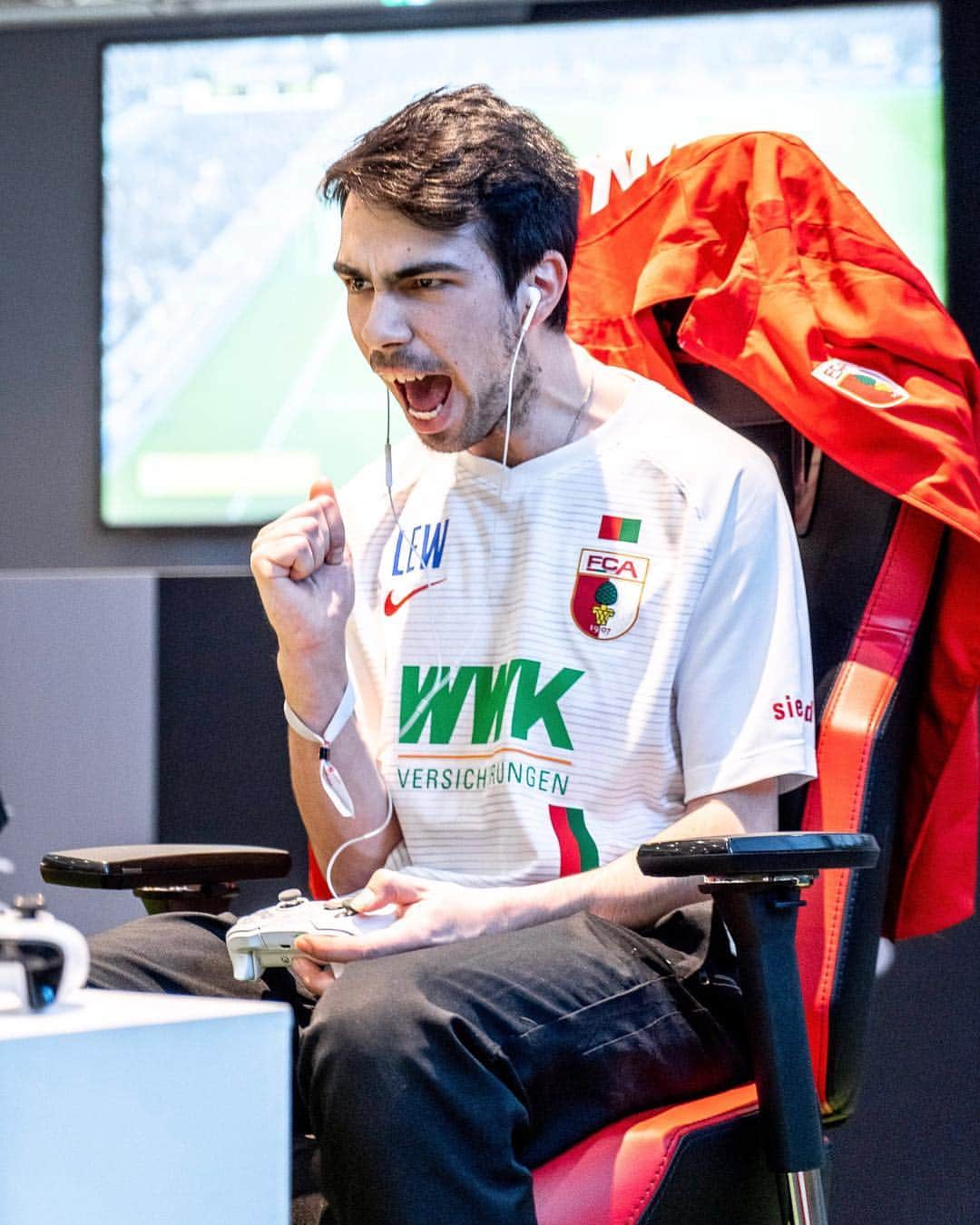 FCアウクスブルクさんのインスタグラム写真 - (FCアウクスブルクInstagram)「❤️ ROT-GRÜN-WEISS 💚 großartig vertreten: Yannic „@yannic0109“ Bederke erkämpft sich bei den #VBLPlayoffs der Virtual #Bundesliga 🎮 das Ticket zum #GrandFinal. Klasse Leistung! 💪 #fca #fca1907 #fcaugsburg #vbl #esports @lechwerke」3月25日 4時06分 - fcaugsburg1907