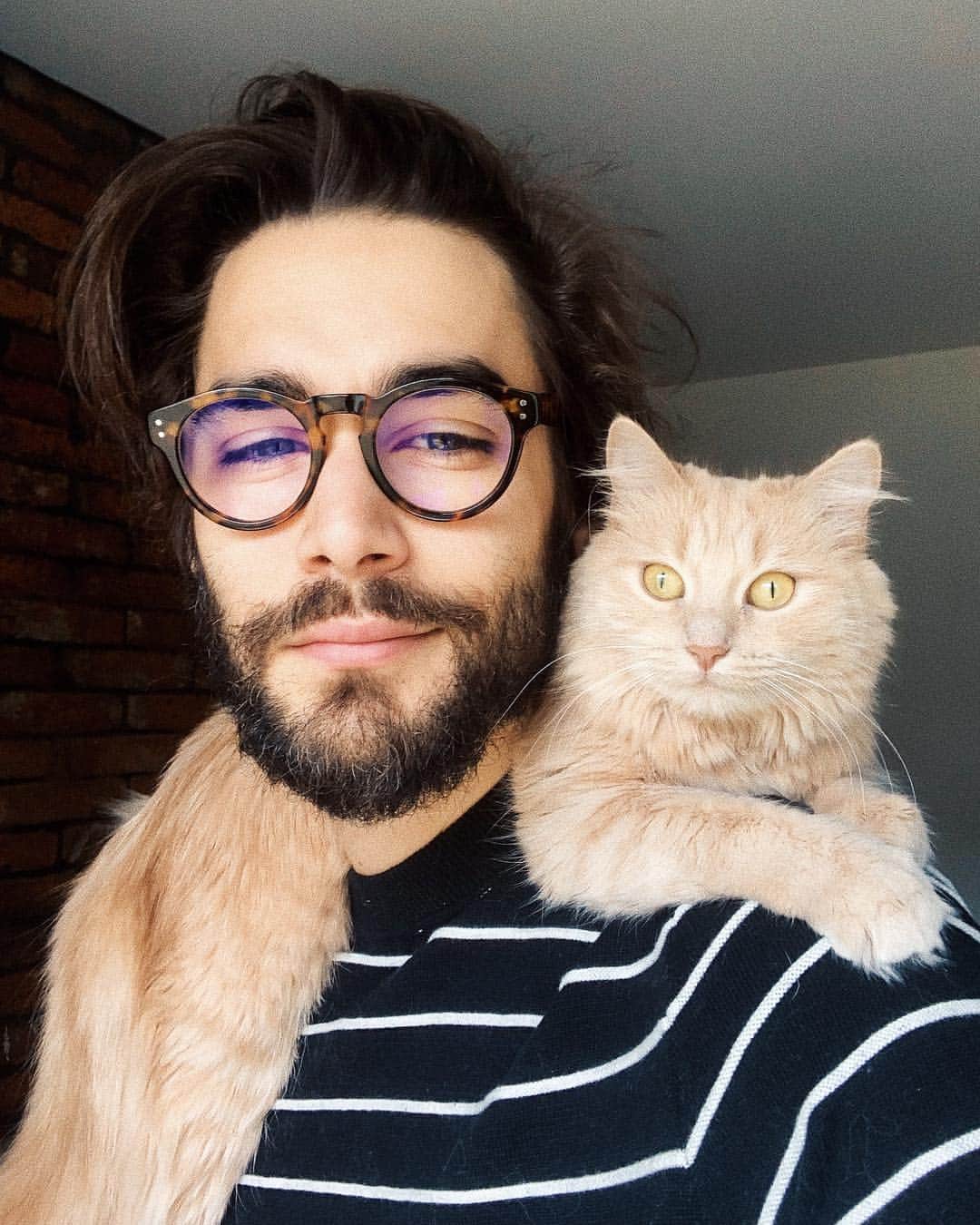 NICOLAS SIMOESのインスタグラム：「Because it’s sunday night 🙈😻」