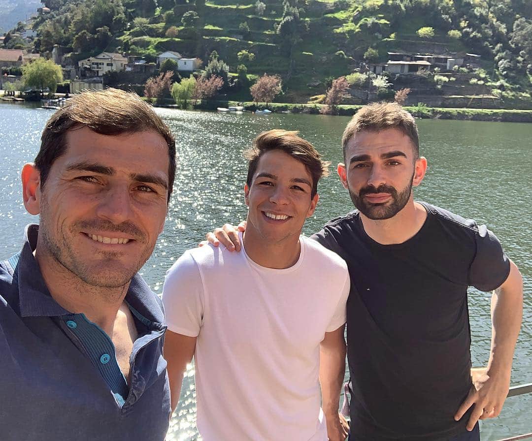 オリベル・トーレスのインスタグラム：「Portugal, Domingo, buena compañía 🔵⚪️🇵🇹 #SpanishPorto」