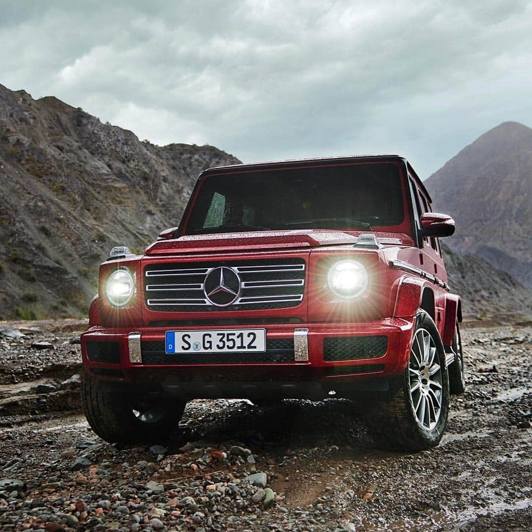 メルセデス・ベンツさんのインスタグラム写真 - (メルセデス・ベンツInstagram)「A perfect day for a road trip to remote locations in South America. And what better companion to have than the latest G-Class? 😍🌧 [Mercedes-Benz G 350 d | Kraftstoffverbrauch kombiniert: 9,8-9,6 l/100 km | CO2-Emissionen kombiniert: 259â-252 g/km |mb4.me/RechtlicherHinweis]  #40YearsGClass #strongerthantime #GClass #Gwagon #strongerthangravity #G350d」3月25日 4時17分 - mercedesbenz