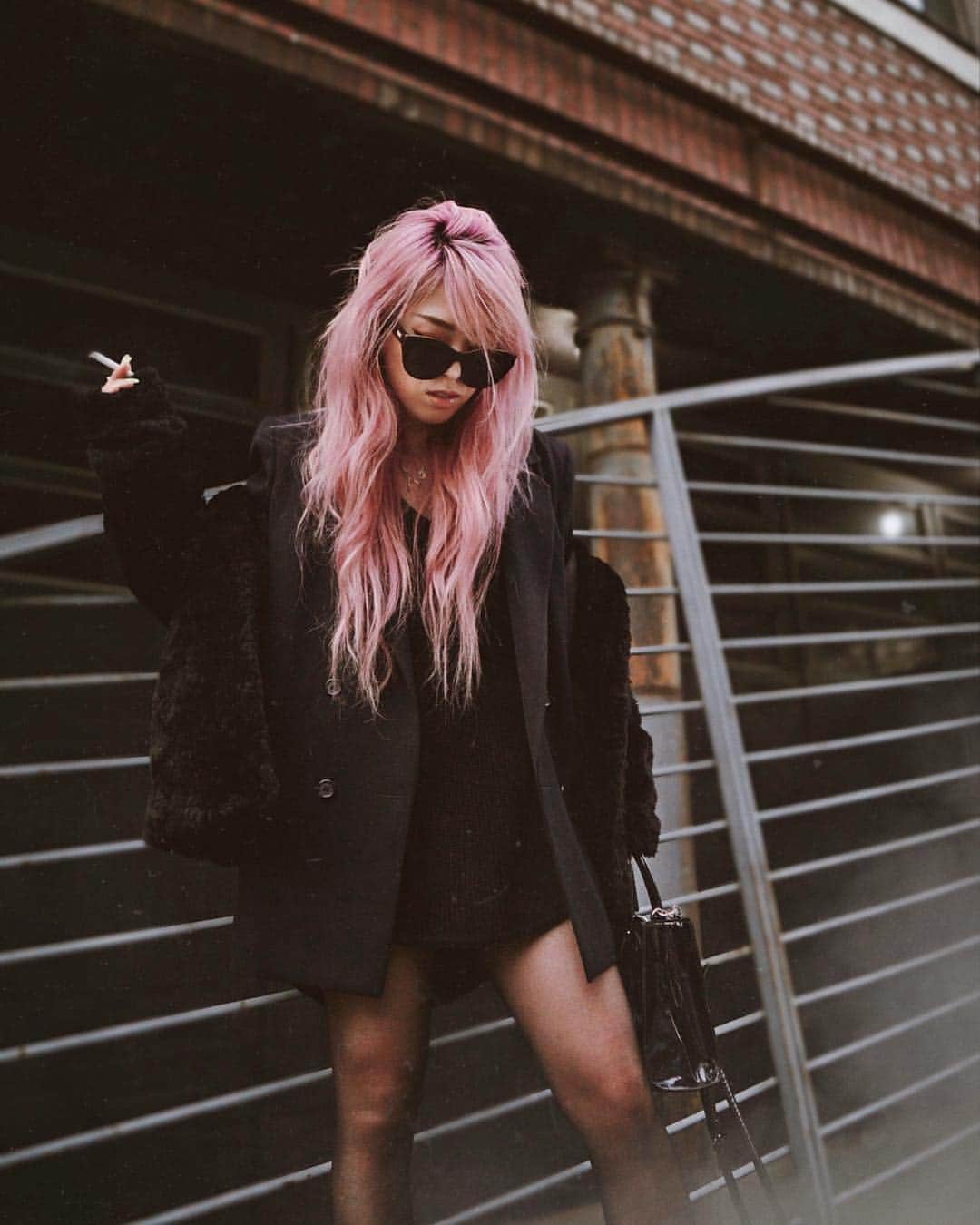 のインスタグラム：「Run wild until you find someone just as wild to run with 🖤 ===== ▸ 📷: @joe.bonkai  #allblackoutfit #allblackeverything #pinkhair #messyhair #hmxme #expresslife #seattle」