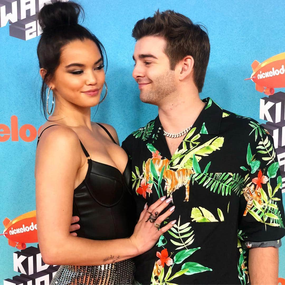 ジャック・グリフォーさんのインスタグラム写真 - (ジャック・グリフォーInstagram)「#KCA 2019 swipe right for intense side eye from babes」3月25日 4時23分 - jackgriffo