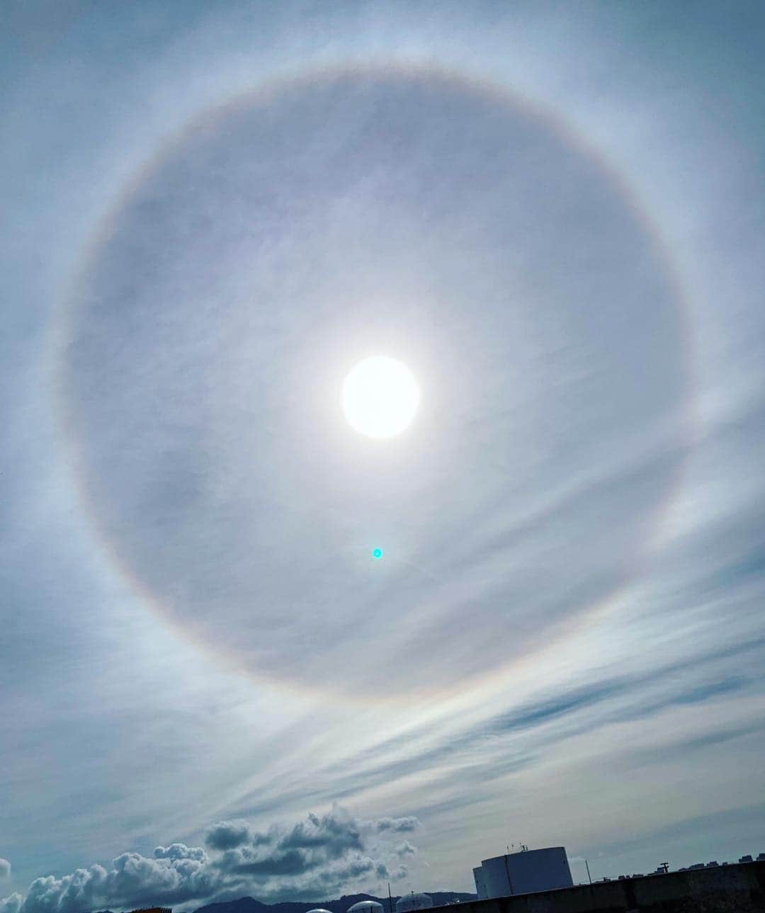 のインスタグラム：「ハワイに到着した瞬間‼️‼️‼️‼️太陽さん☀️見たことないくらいの巨大な💍リング💓ドライバーさんも絶叫😆#重太みゆき #重太 #太陽 #ハロ #サンシャイン #ハワイ #hawaii」