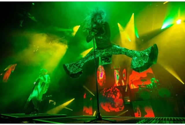 のインスタグラム：「Flying high on the TWINS OF EVIL TOUR last year. Ready to get even higher this time. Are you gonna be there? Don't miss it! #robzombie #marilynmanson #twinsofeviltour2019」