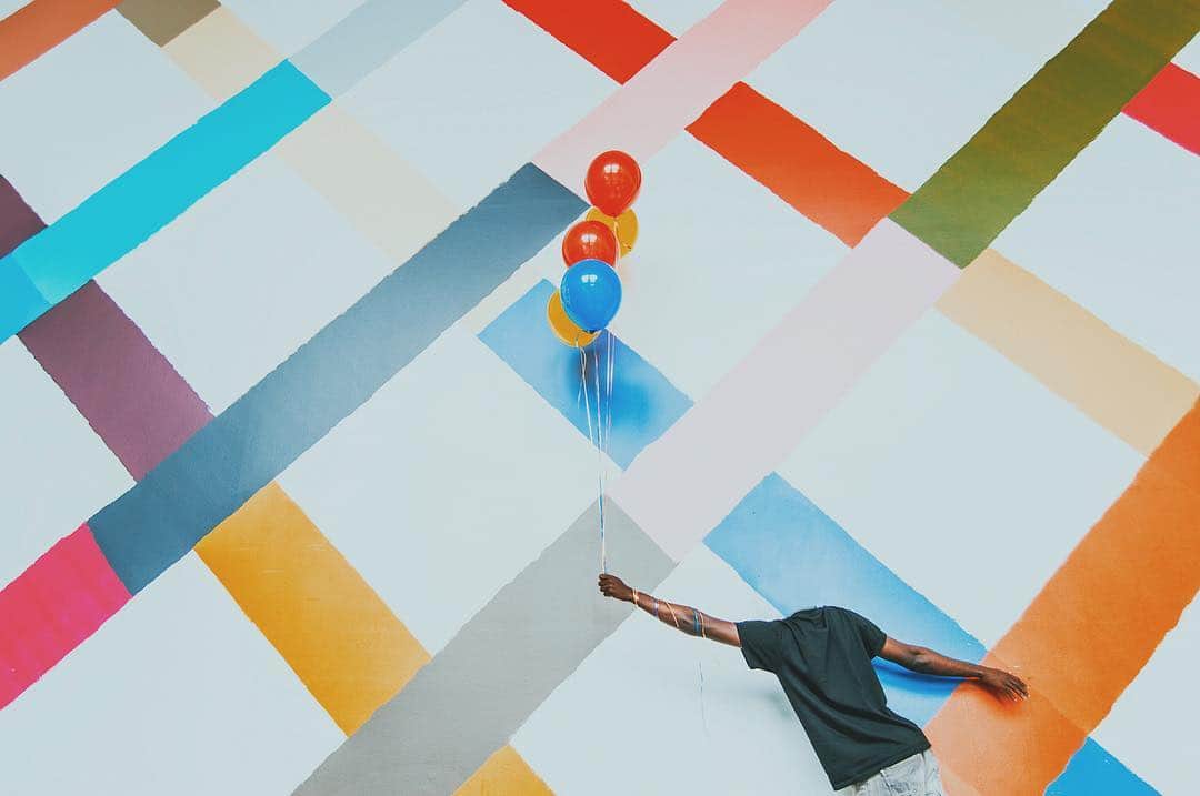 Giuseppe Pepeのインスタグラム：「#LoosingMyMind . ~ F R E E D O M 💭🎈☁️ 2/3 . How would you look without your head? . This is my visual experiment #LoosingMyMind . We all often loose our head for something or someone, it may happen every day or at least once in a life time. This happens to all of us and that's what I want to suggest, How would we look without our heads, without our body engine? could we frame this pic? this image may look funny, scary, unique… I thought why not to "decapitate" our heads off to see what it looks like. The result came, and sometimes it's amazing. . Thanks @yvonneosaur for be part of this headless project, happy to have you on board ✌🏻 . #pepedsgn . #headlesspic #creativeart #giuseppepepe #insta_artshots #ig_fotogramers #igersoftheday #ig_captures #ig_addiction #ig_planet #ig_com  #ig_europe #instagramitalia  #gf_family #ig_europe #worldinagram #igs_photos #global_views #amature_united #jj_daily #gf_daily #gf_italy #ig_collection #instaparadise #instacreative #creative_movement #artist_features」