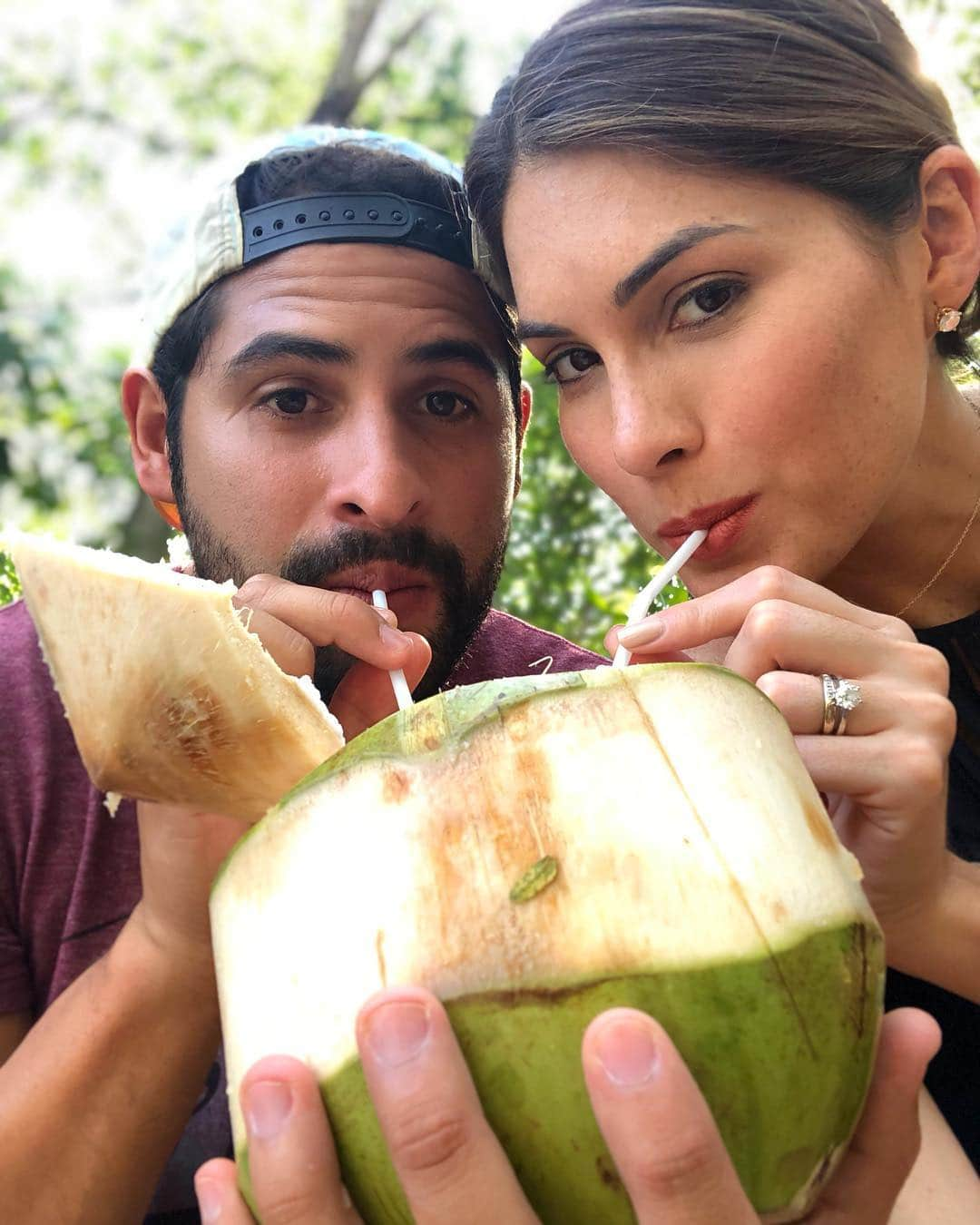 María Gabriela Isler Moralesさんのインスタグラム写真 - (María Gabriela Isler MoralesInstagram)「¡Todo lo que @albertoadft hace por amor! 🥥 ☺️ Domingos de apapuches, de limpieza y comidita en casa, de cursilería [melcocha, pelis, Netflix, coquito compartido, y así] 😂, de planes de cada uno, de proyectos en pareja 🐶👶🏻🏠, de molestias [arr*, el juego del mudo, veamos la tienda tú por allá y yo por aquí, y así] 💆🏻‍♀️, de familia y amigos.. En fin, domingos de puro amor ♥️ Porque no siempre el amor es bonito, y no todo es “perfecto”, pero depende de nosotros darle la vuelta a cada situación, disfrutar cada día, tomar lo positivo y aprender para no repetir errores. 🙃 ¤ Por eso y más, estaba pensando que estos temas del amor, noviazgos, matrimonio, vida en pareja, y amor a distancia; es algo que me gustaría conversar más frecuentemente con ustedes. 🥰 ¤ ¿Qué piensan? Todos los domingos, un tema nuevo ♥️😃 ¡Ustedes proponen y yo me uno! ¤ ¡Los leo! 💋 #Sunday #Love #Couple」3月25日 4時39分 - gabrielaisler