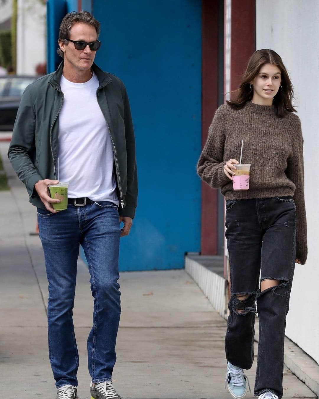 Just Jaredさんのインスタグラム写真 - (Just JaredInstagram)「@kaiagerber and her dad @randegerber step out for some father daughter time! #KaiaGerber #RandeGerber Photos: BackGrid」3月25日 4時41分 - justjared