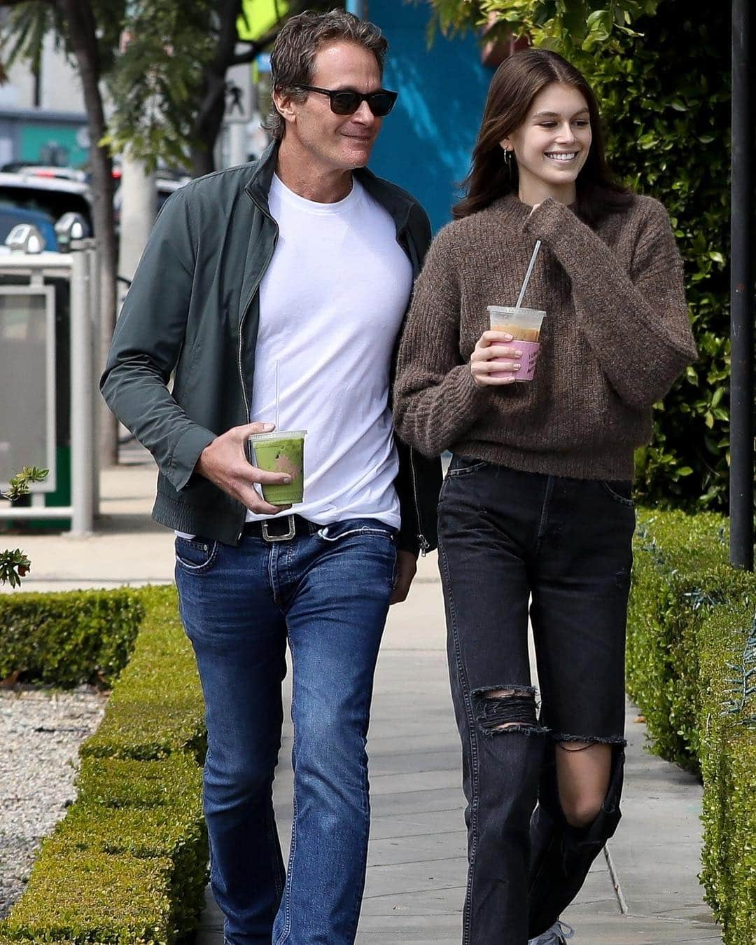 Just Jaredさんのインスタグラム写真 - (Just JaredInstagram)「@kaiagerber and her dad @randegerber step out for some father daughter time! #KaiaGerber #RandeGerber Photos: BackGrid」3月25日 4時41分 - justjared