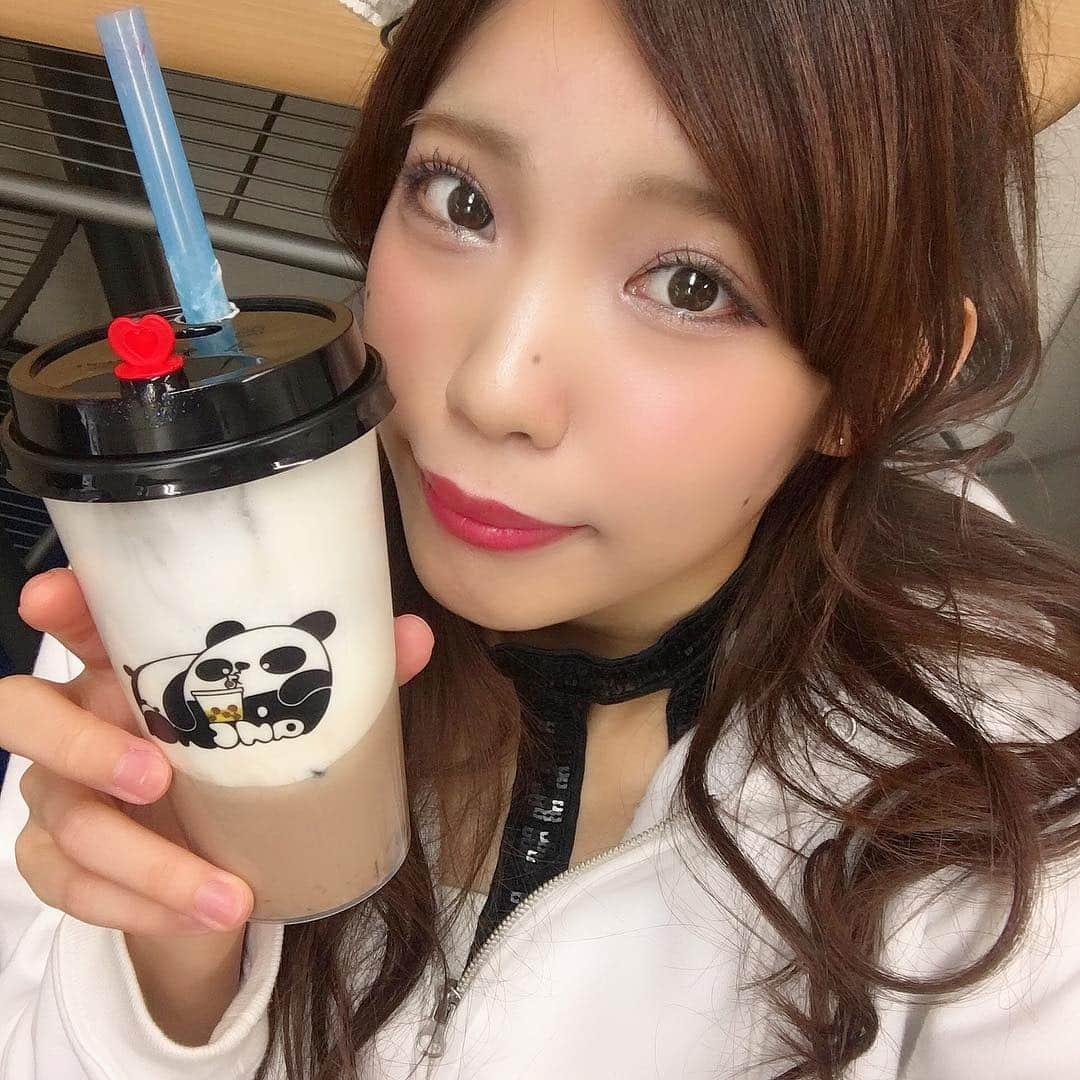 斉藤めぐさんのインスタグラム写真 - (斉藤めぐInstagram)「. . 昨日(一昨日)の握手会前に #タピ活 💓 #pancha がんばって並んできたよ〜！ (実は一度断念した。笑) 限定という言葉に弱いので、 4月限定のチョコフォームなんたらにしました🍫 タピオカの弾力がすごくて、 チョコチップも入ってたりで 食感が楽しかった！🤤 そして何よりかわいい🐼映え❤️ 店内もパンダがいっぱいでした🐼 . #大須 #大須商店街 #タピオカ #チーズティー #チョコ #パンダ #インスタ映え」4月9日 0時33分 - megusaitou