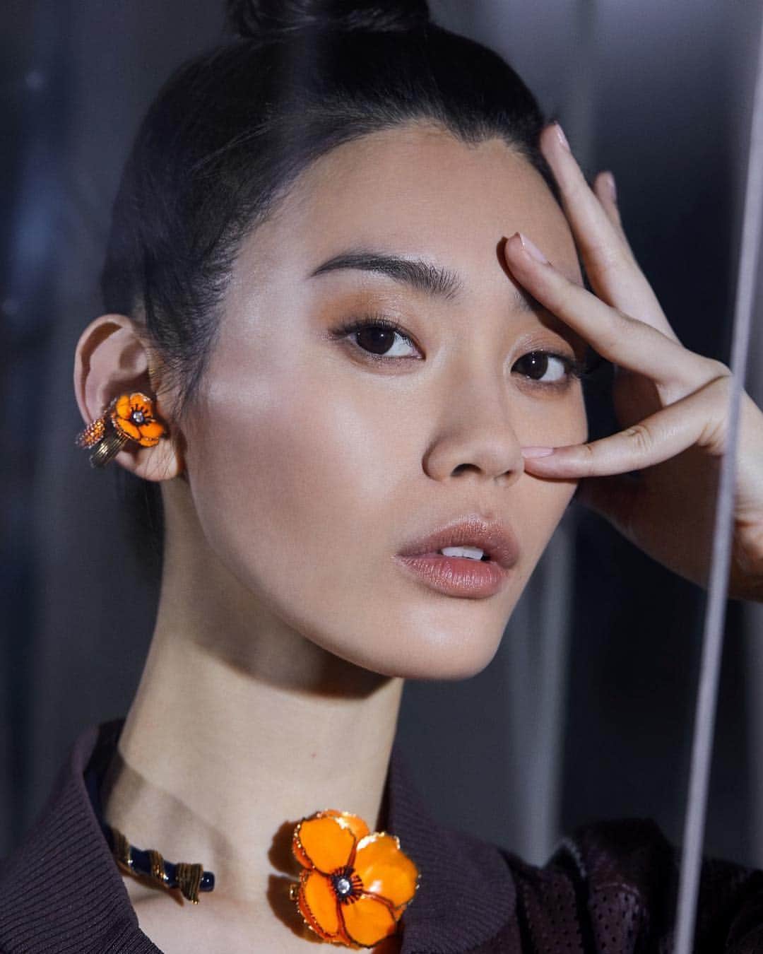 Fendiさんのインスタグラム写真 - (FendiInstagram)「Modern takes on retro and vintage-inspired shapes and techniques, fresh from the #Fendi fashion jewelry line. Link in bio.  Feat. @mingxi11」4月9日 0時33分 - fendi