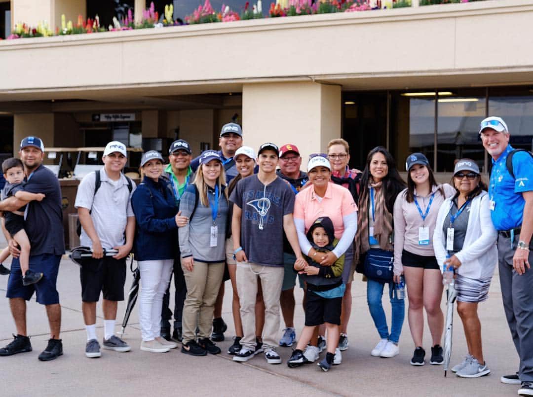 リセット・サラスのインスタグラム：「Family and Friends who have become family ❤️ You guys are the best! #TeamSalas」