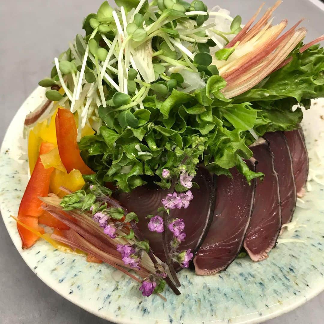 鶏魚 谷町さんのインスタグラム写真 - (鶏魚 谷町Instagram)「鶏魚です！しーちゃんです🎶 新メニューで登場しまーす*\(^o^)/* 乞うご期待♡ #新メニュー #カツオ #鶏魚 #大阪 #谷町四丁目 #駅近 #セルフ飲み放題 #地域最安値 #コース #座敷 #個室 #貝盛り放題 #ガンガン焼き #あさり #はまぐり #ホンビノス貝 #牡蠣 #さざえ #飲み会 #女将」4月9日 0時25分 - toriuotanimati