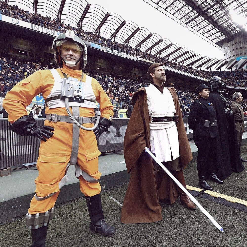 インテルナツィオナーレ・ミラノさんのインスタグラム写真 - (インテルナツィオナーレ・ミラノInstagram)「STAR WARS AT THE SAN SIRO 🌟🏟🎬 Tag your friend here who’s a fan of #StarWars! #InterAtalanta #Inter #ForzaInter #Football #SerieA #Disney #Film」4月9日 0時27分 - inter