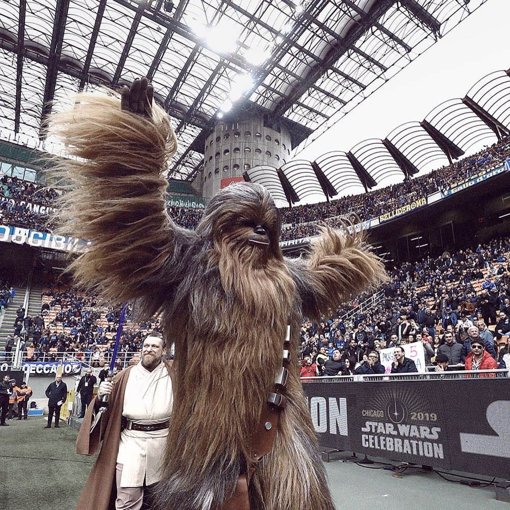 インテルナツィオナーレ・ミラノさんのインスタグラム写真 - (インテルナツィオナーレ・ミラノInstagram)「STAR WARS AT THE SAN SIRO 🌟🏟🎬 Tag your friend here who’s a fan of #StarWars! #InterAtalanta #Inter #ForzaInter #Football #SerieA #Disney #Film」4月9日 0時27分 - inter