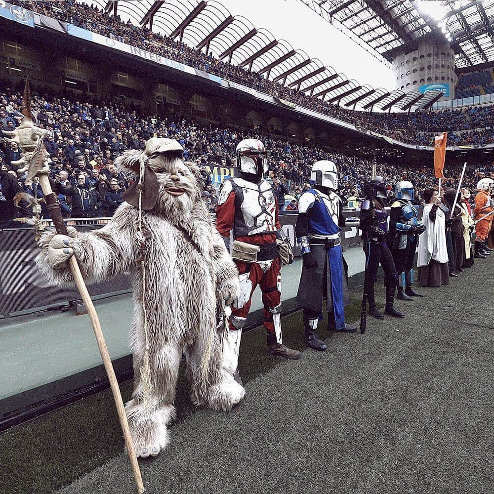 インテルナツィオナーレ・ミラノさんのインスタグラム写真 - (インテルナツィオナーレ・ミラノInstagram)「STAR WARS AT THE SAN SIRO 🌟🏟🎬 Tag your friend here who’s a fan of #StarWars! #InterAtalanta #Inter #ForzaInter #Football #SerieA #Disney #Film」4月9日 0時27分 - inter