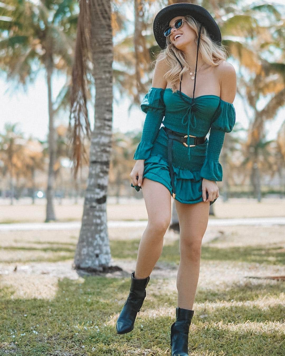 Cindy Pradoさんのインスタグラム写真 - (Cindy PradoInstagram)「Who’s excited for Coachella?!! How cute is this dress from @hellomolly 😍 Check out their site if you’re still looking for festive outfits, they have the cutest dresses! Just throw on a chunky belt and hat and you’re good to go 🤠 Check out my story for direct swipe ups :)」4月8日 23時08分 - cindyprado