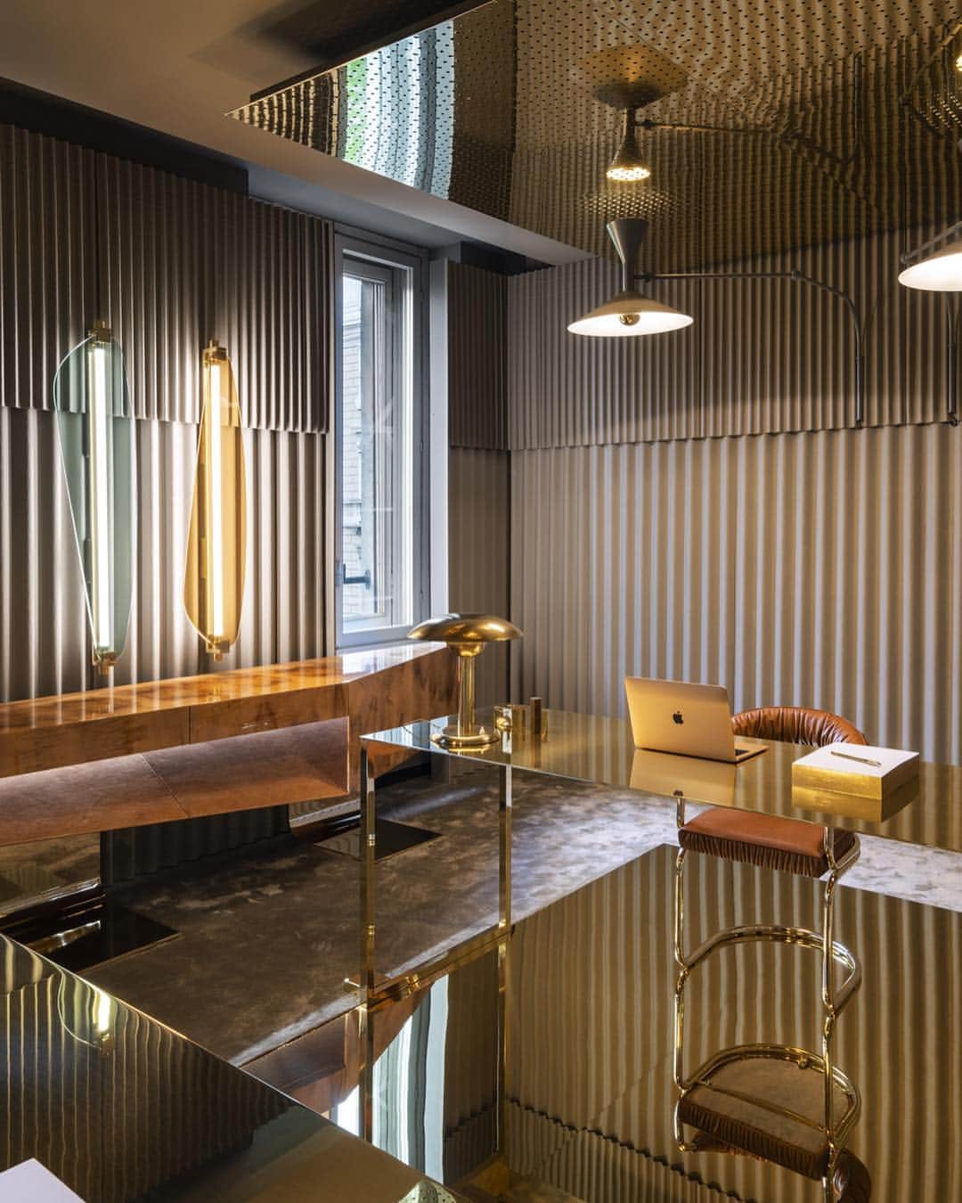 Vogue Italiaさんのインスタグラム写真 - (Vogue ItaliaInstagram)「Do you want to visit Vogue Italia’s offices? Here’s your chance. LIFE IN VOGUE: The Interior’s Cut 🖊️ A crossover reflection around fashion and design from Tomorrow to April 12th during #MDW19. Here’s the graphics office interpreted by @storagemilano - The project we executed for Life in Vogue is called "The Golden Love”: first and foremost a title, but also a kind of manifesto concerning the elegance that a working space should have. The installation shows two different points of view; one is tidy and symmetrical, elegant and contemporary. In contrast, the other is natural and apparently messy. These are two sides of the same coin. We all need our space to be pleasant, elegant and tidy in order to create and to be able to leap into the unknown of causality and find inspiration. Nature is the ideal place to restore vitality to our mind and reconnect with our roots, so that we can discover new ideas. Nature seems to be ruled by chaos, yet it is the most perfect and fascinating environment in existence, the place where we can find our golden love for this contemporary world. #StorageMilano - photo by @delfino_sl Discover how to plan your visit via link in bio and stay tuned for more about #LifeInVogue Main partner @nemolighting ✨ @es_pr_communication @ps.designcunsultants Project partners @alcantara_company @guerlain @sancarloworld  Thanks to @maschio_dei_cavalieri @lavazzaofficial @molinarisambuca  Technical partners @baxtermadeinitaly @caparol_icons @texturaewallpapers」4月8日 22時59分 - vogueitalia