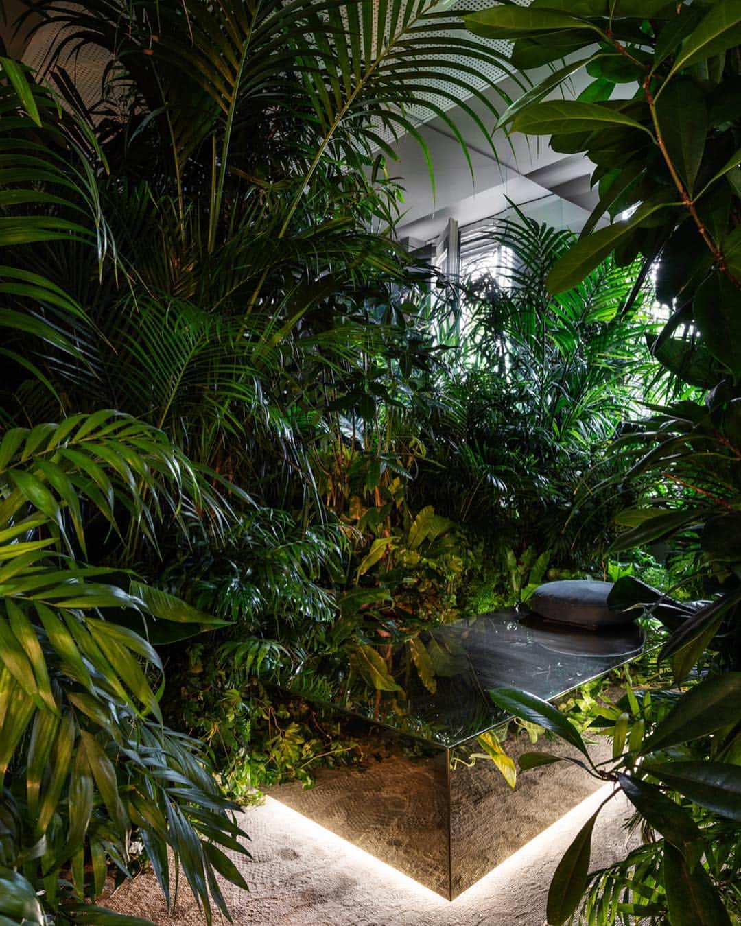 Vogue Italiaさんのインスタグラム写真 - (Vogue ItaliaInstagram)「Do you want to visit Vogue Italia’s offices? Here’s your chance. LIFE IN VOGUE: The Interior’s Cut 🖊️ A crossover reflection around fashion and design from Tomorrow to April 12th during #MDW19. Here’s the graphics office interpreted by @storagemilano - The project we executed for Life in Vogue is called "The Golden Love”: first and foremost a title, but also a kind of manifesto concerning the elegance that a working space should have. The installation shows two different points of view; one is tidy and symmetrical, elegant and contemporary. In contrast, the other is natural and apparently messy. These are two sides of the same coin. We all need our space to be pleasant, elegant and tidy in order to create and to be able to leap into the unknown of causality and find inspiration. Nature is the ideal place to restore vitality to our mind and reconnect with our roots, so that we can discover new ideas. Nature seems to be ruled by chaos, yet it is the most perfect and fascinating environment in existence, the place where we can find our golden love for this contemporary world. #StorageMilano - photo by @delfino_sl Discover how to plan your visit via link in bio and stay tuned for more about #LifeInVogue Main partner @nemolighting ✨ @es_pr_communication @ps.designcunsultants Project partners @alcantara_company @guerlain @sancarloworld  Thanks to @maschio_dei_cavalieri @lavazzaofficial @molinarisambuca  Technical partners @baxtermadeinitaly @caparol_icons @texturaewallpapers」4月8日 22時59分 - vogueitalia