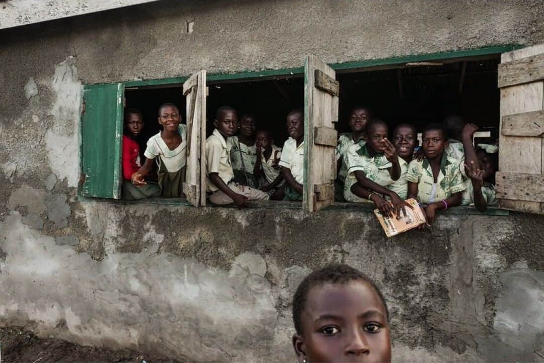 ライカさんのインスタグラム写真 - (ライカInstagram)「An overcrowded school on the outskirts of Elmina in Ghana is just one example of the struggle unprivileged children face to receive education around the world. This shot was captured by street photographer Andrea Torrei (@andreatorrei as the boys and girls rushed out to greet her). #LeicaCamera #Leica #🔴📷 #Leicagram #LeicaQ #LeicaStreet#TheLeicaLook #Leica_World #LeicaWorld #LeicaClub #LeicaSociety #Leicaphoto #ShootLeicaPro #everydayafrica #lifeisstreet #streetlife #streetphotography」4月8日 23時00分 - leica_camera