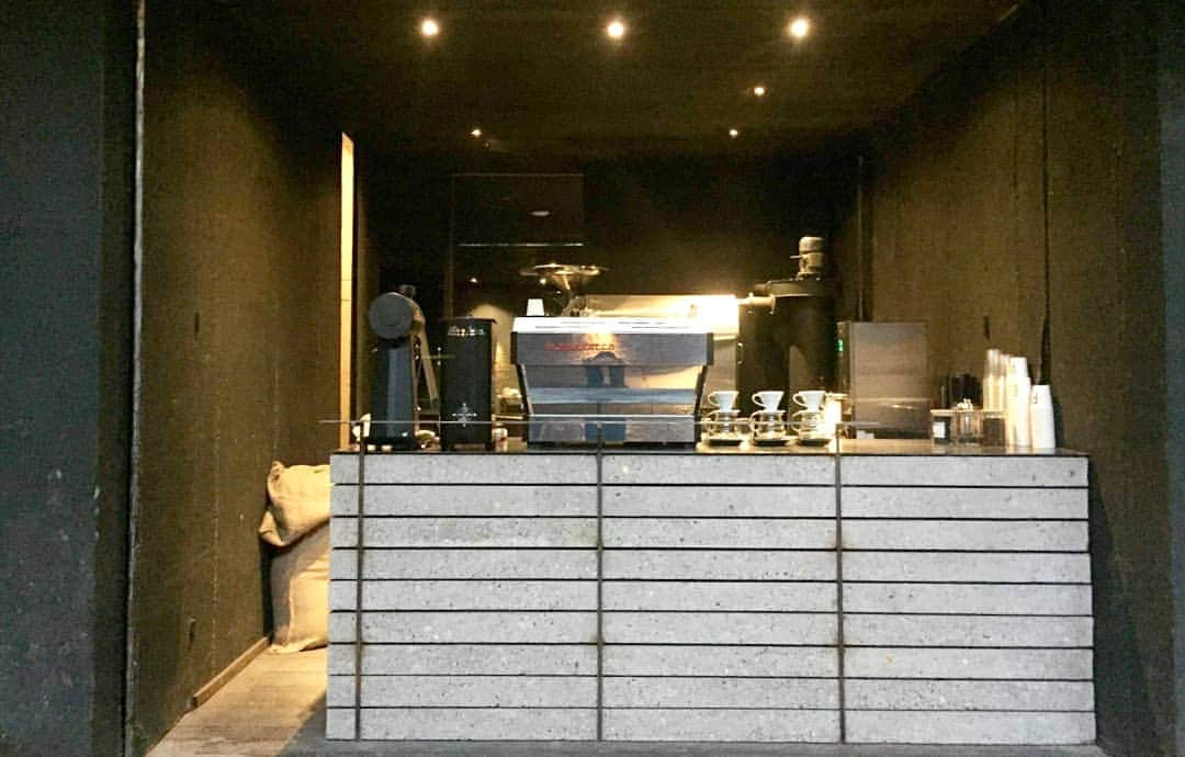 ABOUT LIFE COFFEE BREWERSさんのインスタグラム写真 - (ABOUT LIFE COFFEE BREWERSInstagram)「Here's a little sneak peek of our soon-to-open shop in Ho Chi Minh city in Vietnam. We're getting pretty excited about it! More info will be posted 👌Opening on the 13th of April. @aboutlifecoffeebrewershcm  少しずつ進めてきました、ベトナムでのプロジェクトが、完成に近づいてきました😊 詳細は紹介していきますね。  #aboutlifecoffeebrewers #aboutlifecoffee #onibuscoffee #onibuscoffeenakameguro  #specialtycoffee  #vietnamspecialtycoffee #hochiminhcity」4月8日 23時04分 - aboutlifecoffeebrewers