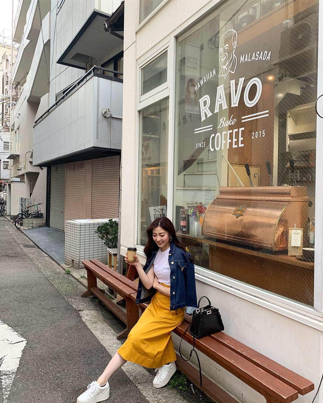 湯浅喬子さんのインスタグラム写真 - (湯浅喬子Instagram)「何気に初のRAVOのラテ☕︎ みかちんと夕方ぶらり旅したよ🌼 、 この時期のデニムとTシャツ好き♡ 、 DenimJK. #maisonvalentino  Tops. #restirofficial  Skirt. #tomorrowland_jp  Bag. #fendi  Shoes. #zara  Acce. #seadsmara 、 #coordinate#ootd#code#coffee#ravo」4月8日 23時04分 - kyorco
