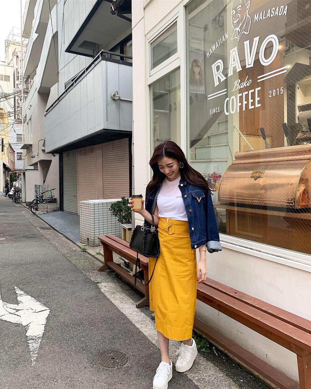 のインスタグラム：「何気に初のRAVOのラテ☕︎ みかちんと夕方ぶらり旅したよ🌼 、 この時期のデニムとTシャツ好き♡ 、 DenimJK. #maisonvalentino  Tops. #restirofficial  Skirt. #tomorrowland_jp  Bag. #fendi  Shoes. #zara  Acce. #seadsmara 、 #coordinate#ootd#code#coffee#ravo」