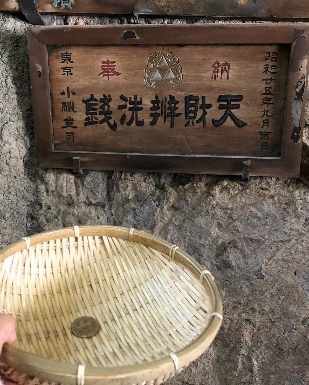 上野優花さんのインスタグラム写真 - (上野優花Instagram)「鎌倉の神社巡り🌸 まずは⛩銭洗弁財天 宇賀福神社⛩ 連なる木の鳥居と桜のコラボが素敵でした😊✨ 境内は広くてアミューズメント的要素が強いけど、 とても気は良くて、癒しの空間🌱 主祭神はイチキシマヒメノミコトで、 水や芸事の女神様です🙏 この神様についてはちょっと長くなるので 今度アメブロに書きます🤣 ⁑ 境内の洞窟にあるお水でお金を洗うと 金運がアップするそう💴 ⁑ 最後の写真は、 どうぞお通りくださいと伝えてる時の図。笑 #春の鎌倉旅 #鎌倉観光 #ワセジョ旅 #私の参拝日記」4月8日 23時05分 - yuka_ueno89