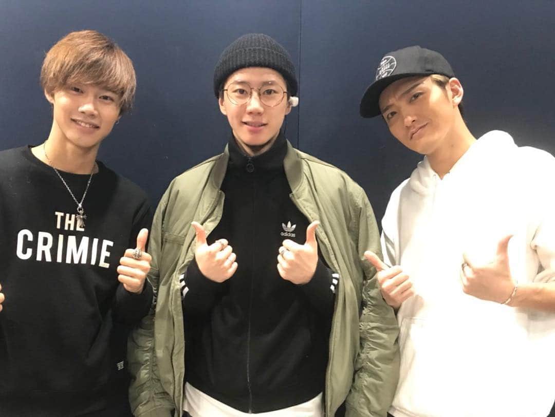佐々木和也さんのインスタグラム写真 - (佐々木和也Instagram)「「 #JUN (from U-KISS) 1st Event 2019 ~Phenomenal World~」にゲスト出演させていただきました！！ キスミーの皆さんが本当にあたたかくて、優しくて、、、嬉しかったです。。 Collarsのみんなの笑顔も幸せでした！！ JUNと念願のABSTRACTを歌いました！！ もう最高最強過ぎて、今も余韻引きずってます。  U-KISSさんの曲Face Offも歌わせていただきました！！！ もうアガりまくり、バチバチでした(;_;)思い出すだけで、ヤバいです(;_;) またJUNとあきとと歌いたい！！ 本当に本当にお越しくださりありがとうございました！  JUNとJUNのスタッフの皆さん、呼んでいただきありがとうございました！！ みんな記憶にバチバチに残る時間をありがとう！！！ JUN！！大好きや！！！ #UKISS #ukissjun #KISSme #SOLIDEMO」4月8日 23時15分 - yuki_sasaki_67