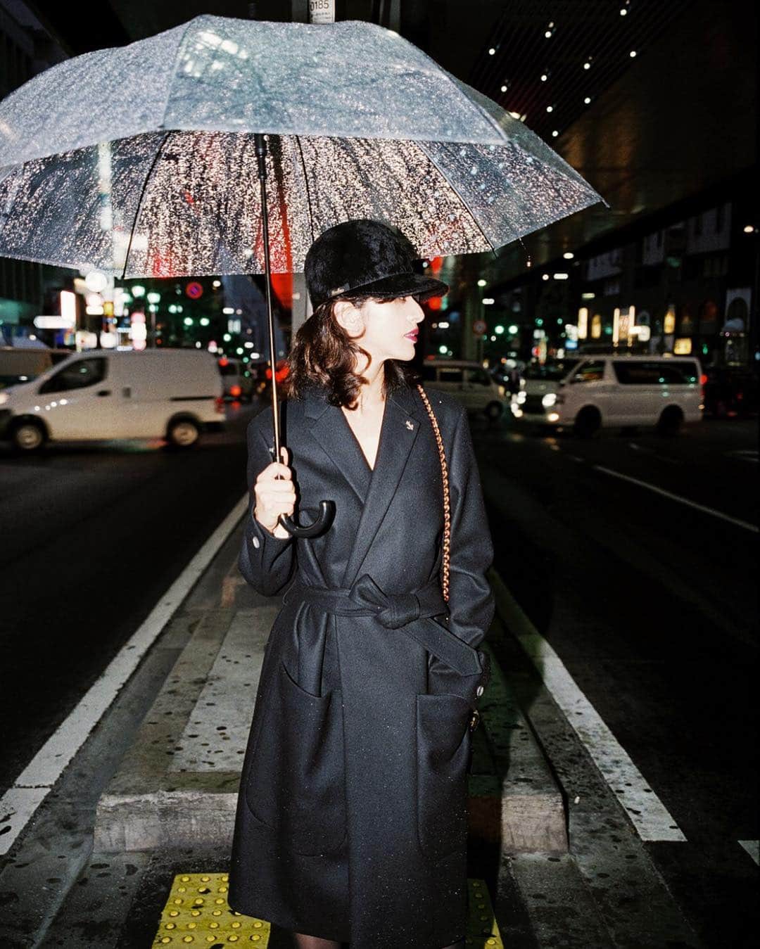 Yoshiko Kris-Webb クリス-ウェブ佳子さんのインスタグラム写真 - (Yoshiko Kris-Webb クリス-ウェブ佳子Instagram)「@numerotokyo shot by @magome_ 今夜「雨まだ降ってるね」と言ったら、隣にいた次女が「降ってるのはママの心の中だけですよ」と。思春期ですかね。 📖 Numero TOKYOにて連載中のコラボ小説 @moegara1027 燃え殻氏 x @lilylilylilycom LiLy氏による『そう、生きるしかなかった。』で、主人公の清水尋也さん @hiroyashimizv と共に毎号ヒロインを演じさせていただいてます。 ヘアメイクは福川雅顕さん @masaakifukugawa 写真は馬込将充さん @magome_」4月8日 23時08分 - tokyodame