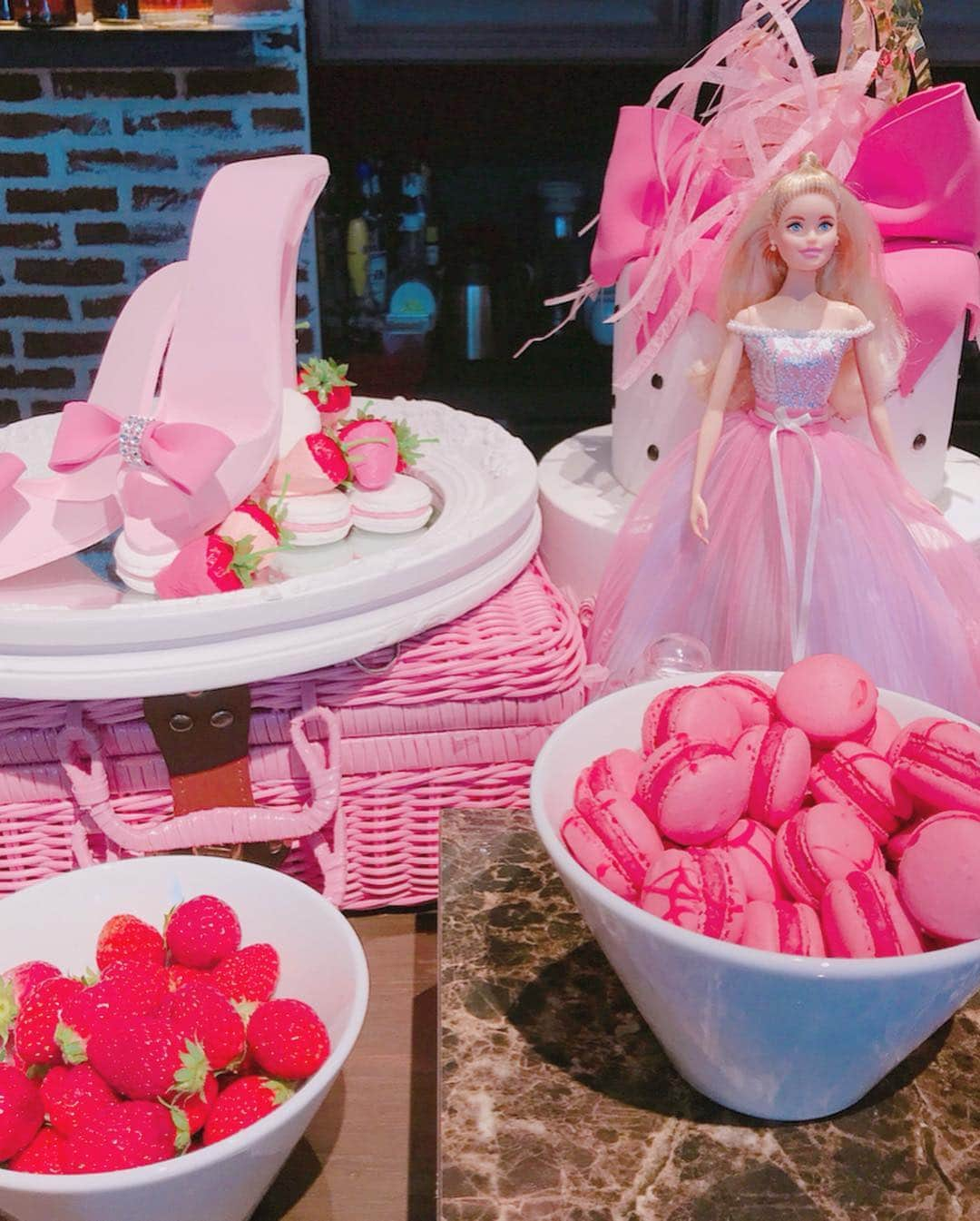 エリンコさんのインスタグラム写真 - (エリンコInstagram)「🍓🍰👗🕶💗 * @stringsomotesandoh でBarbieコラボの スイーツビュッフェやってるよぉー🍰💕 大人気で5月まで延長になったらしい💗 可愛いBarbieちゃんたちに囲まれて 幸せすぎる空間だったよぉー🍓❣️❣️ * #ストリングス#ストリングス表参道#スイーツ#sweets#いちご#いちごビュッフェ#Barbie#バービー#バービー人形#ピンク#表参道#表参道カフェ#バービーカフェ#えりんコーデ#えりんこヘアアレンジ#えりんこカフェ巡り#ストロベリーホリック」4月8日 23時11分 - erinko0315