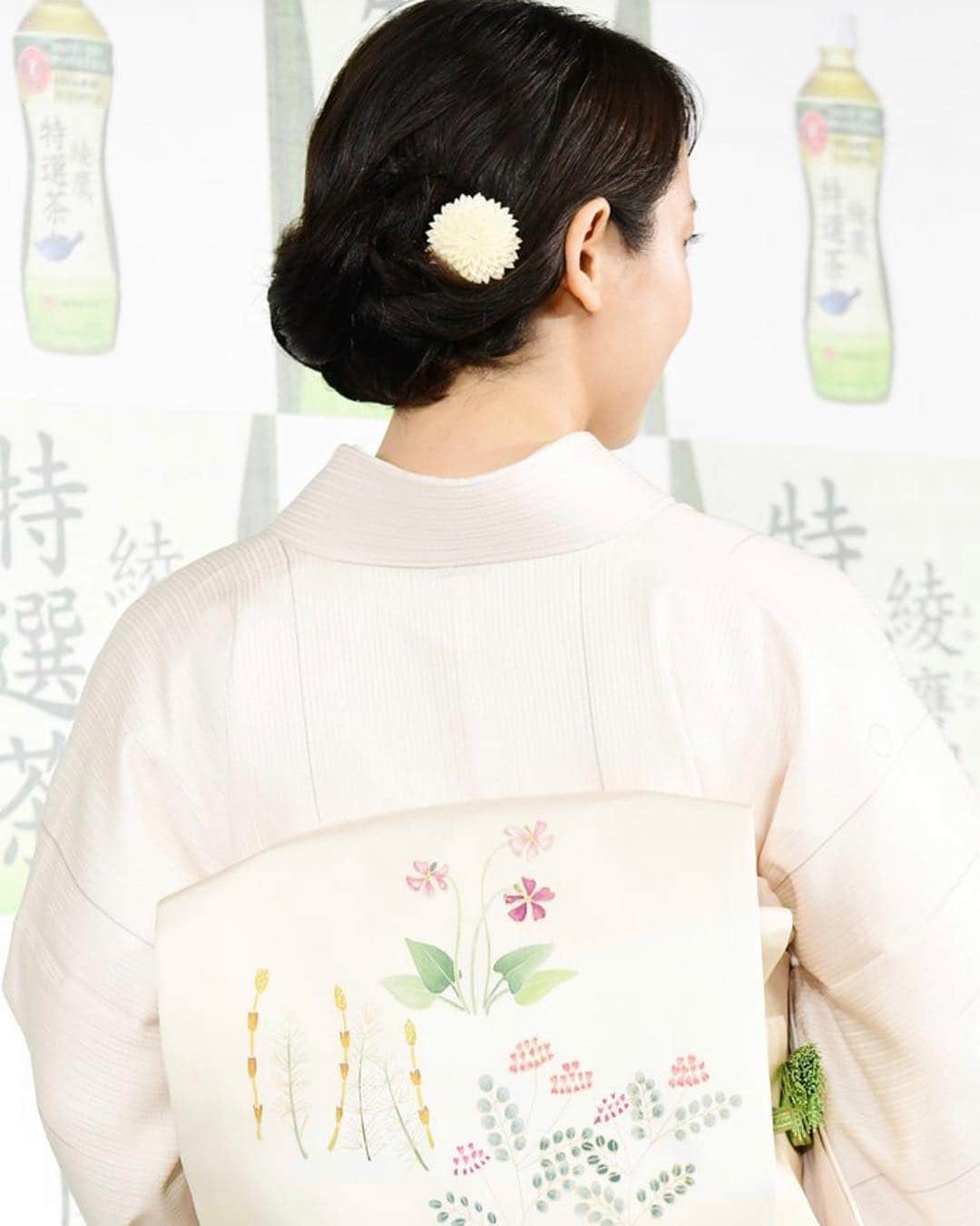 吉岡里帆さんのインスタグラム写真 - (吉岡里帆Instagram)「本日着ました桜色のお着物は "新装大橋"さん、小物類は"撫松庵"さんのものでした。  私が付けさせて頂いた帯は春と秋 両方使える仕様で、本日は春のイベントなのでスミレやつくしが表にきています。」4月8日 23時12分 - riho_yoshioka