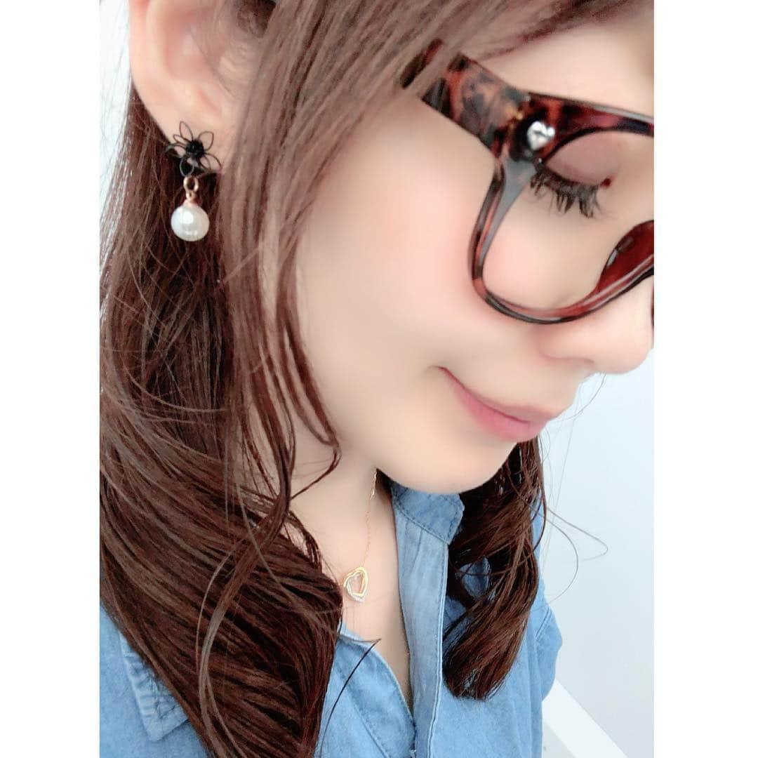 織田千穂さんのインスタグラム写真 - (織田千穂Instagram)「この日のコーデが かよᒼᑋªⁿ♥︎(@happy.kayochan)と 完全にかぶってて笑ったw (´º∀º｀)ʬʬʬʬʬʬʬʬʬʬʬʬʬʬʬʬʬʬ * ピアスは安定の プチプラアクセショップLUPISさんの💜 ✼••┈┈┈┈┈┈┈┈┈┈┈┈┈┈┈┈••✼ #ootd #fashion #outfit #coordinate #style #instafashion #コーディネート #ファッション #コーデ #code #followme #fashionista #今日のコーデ #今日の服 #outfitoftheday #大人カジュアル #メガネ女子 #カジュアルコーデ #ニコイチ #双子コーデ #本日のコーデ #本日のコーディネート #お揃いコーデ #cordinate #大人スタイル #おしゃれ好きな人と繋がりたい @queen.lupis ピアス(v0614) ✼••┈┈┈┈┈┈┈┈┈┈┈┈┈┈┈┈••✼」4月8日 23時13分 - chihoda