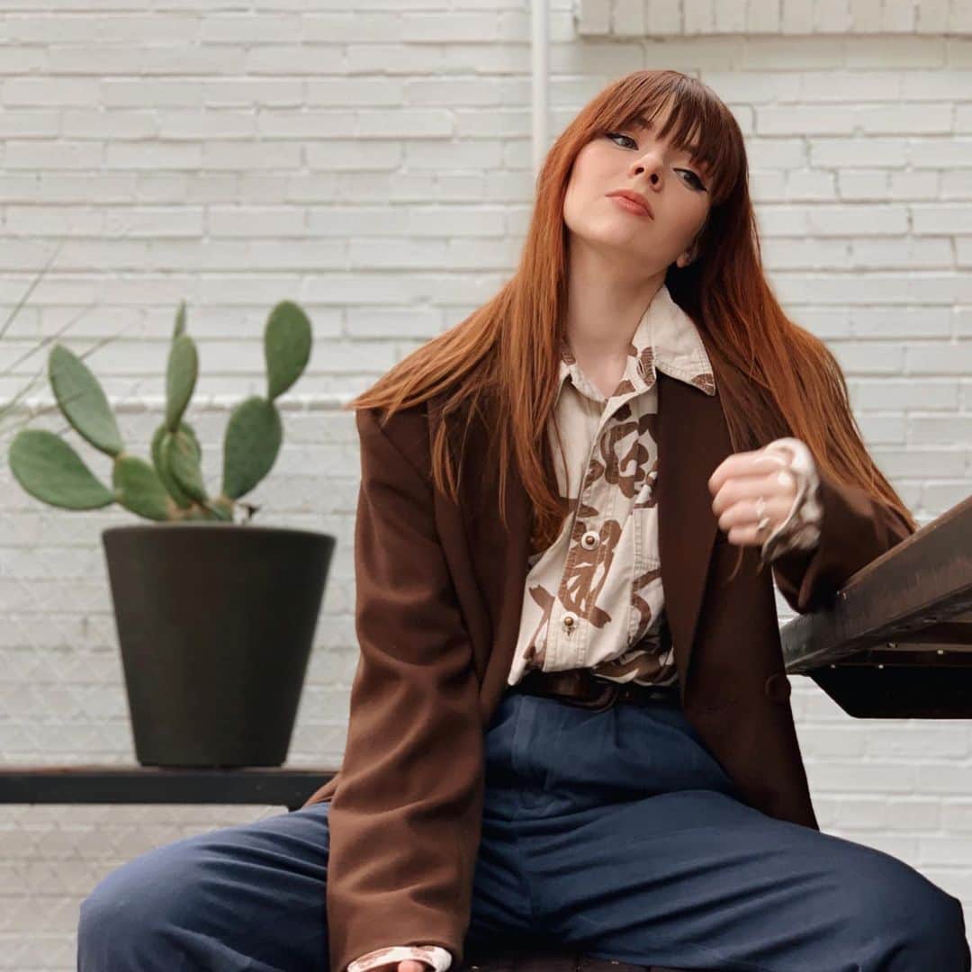 ジェーン・アルドリッジさんのインスタグラム写真 - (ジェーン・アルドリッジInstagram)「Navy + brown is really doing it for me lately, that and really large mannish pants 👖 💯」4月8日 23時16分 - seaofshoes