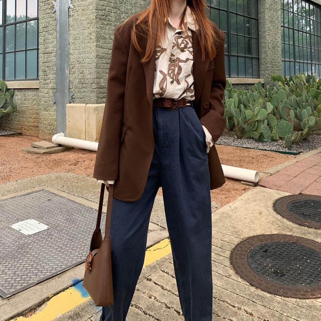 ジェーン・アルドリッジさんのインスタグラム写真 - (ジェーン・アルドリッジInstagram)「Navy + brown is really doing it for me lately, that and really large mannish pants 👖 💯」4月8日 23時16分 - seaofshoes
