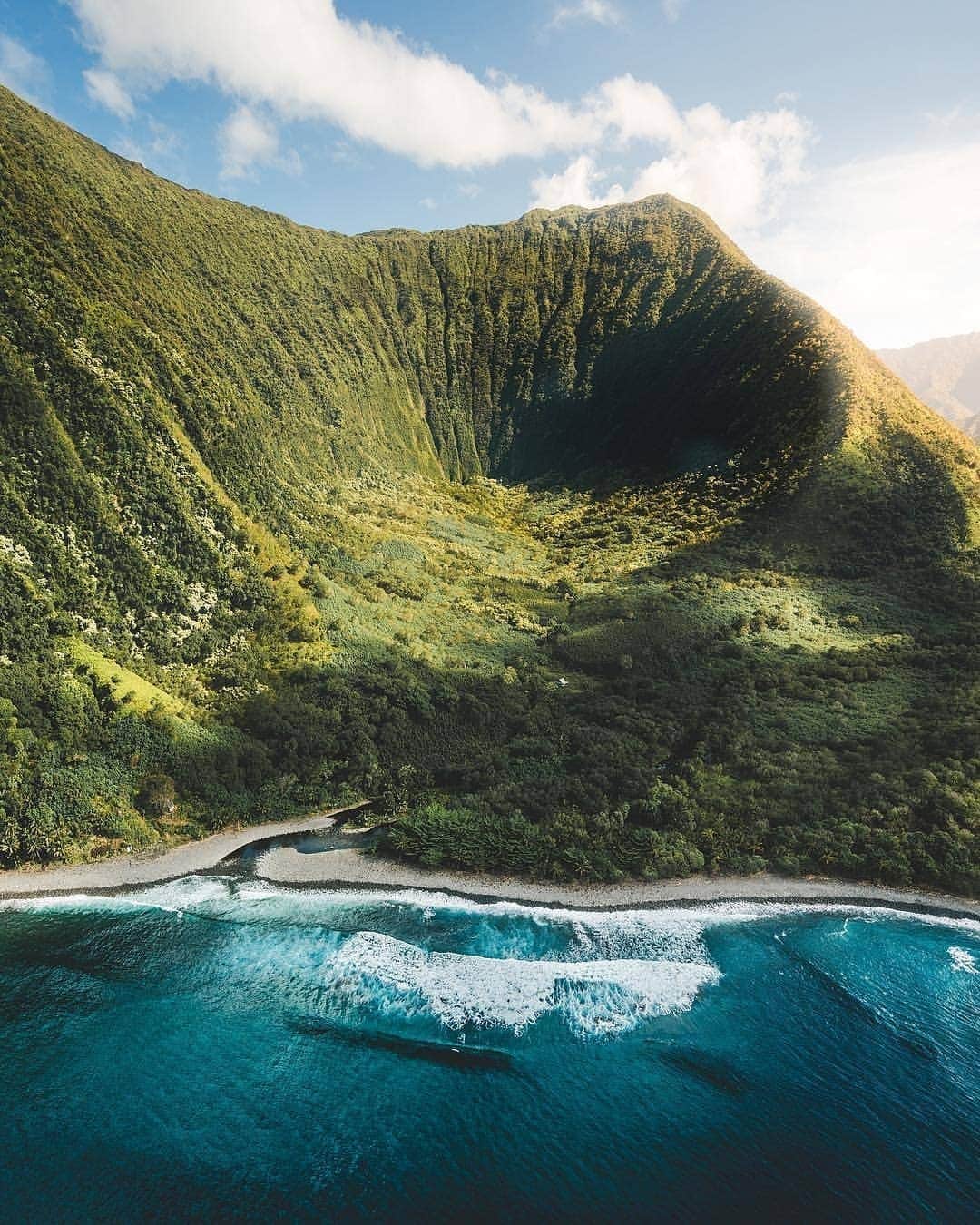Discover Earthさんのインスタグラム写真 - (Discover EarthInstagram)「Nicknamed “The Friendly Isle”, Molokai is a Hawaiian island in the central Pacific known for its breathtaking natural beauty, rain forests or deserted beaches it is a must visit ! 🇺🇸 Share this with someone who wants to visit Hawaii ! — 📍#DiscoverHawaii — 📸 Photos by @braybraywoowoo ​」4月8日 23時17分 - discoverearth