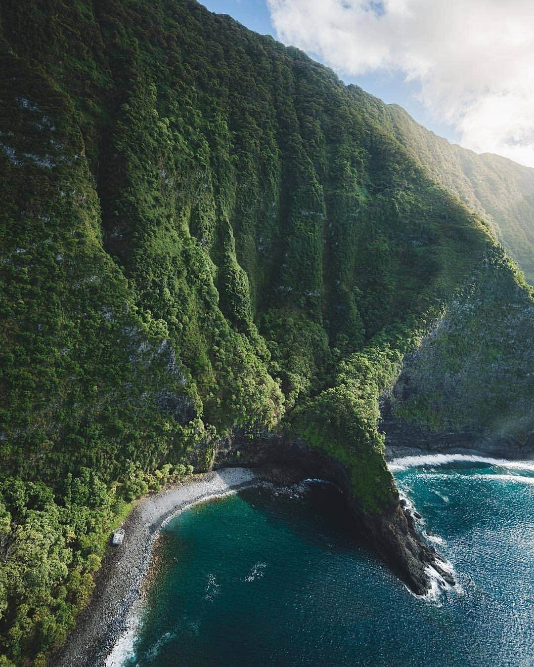 Discover Earthさんのインスタグラム写真 - (Discover EarthInstagram)「Nicknamed “The Friendly Isle”, Molokai is a Hawaiian island in the central Pacific known for its breathtaking natural beauty, rain forests or deserted beaches it is a must visit ! 🇺🇸 Share this with someone who wants to visit Hawaii ! — 📍#DiscoverHawaii — 📸 Photos by @braybraywoowoo ​」4月8日 23時17分 - discoverearth