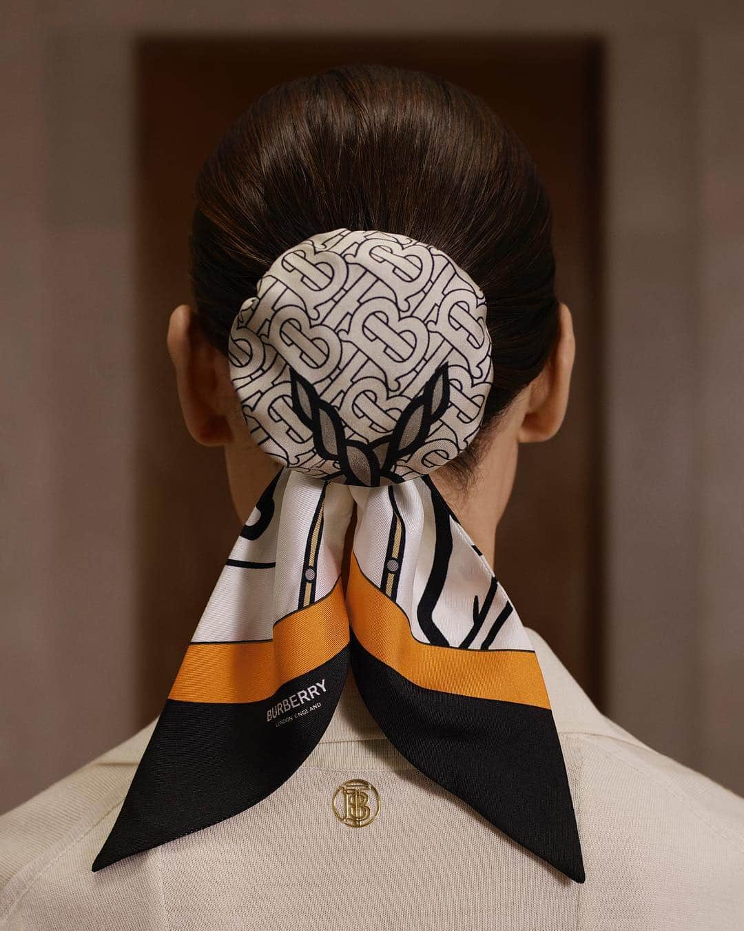 Burberryさんのインスタグラム写真 - (BurberryInstagram)「The Unicorn Print Silk Hair Scarf . #RiccardoTisci shines a contemporary lens on the #Burberry archive for #BurberrySpringSummer19 . The unicorn – an emblem of the Burberry family, was originally discovered in the archive. The motif has been recreated for the new season . #Kingdom #ThomasBurberryMonogram #TBRT」4月8日 23時17分 - burberry