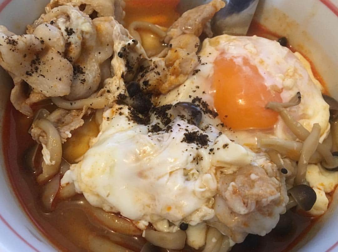 やまだひさしさんのインスタグラム写真 - (やまだひさしInstagram)「孤独のグルメ 定番の純豆腐。 もう何回作ってきたことだろう。 自炊だと豚バラも豆腐も好きなだけ入れられるからボリュームたっぷり、卵の火加減もバッチリw 今や韓国で食べるより美味い気がしてるんだけどなぁ。 明日はこのスープでおじやだな。 肌寒いとついついこんな料理ばっかりチョイスしちゃう。 南国が恋しい。 #やまだひさし #ラジオ #DJ #グルメ #ノマド #自炊 #純豆腐 #うまい #寒いの #きらい」4月8日 23時18分 - yamadamic