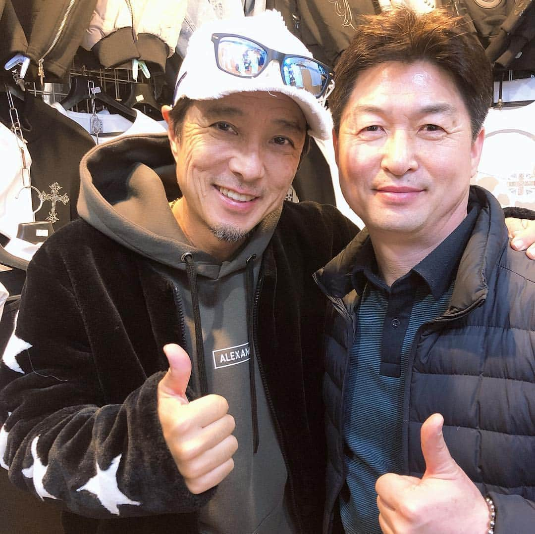 黒田アーサーさんのインスタグラム写真 - (黒田アーサーInstagram)「今日から韓国🇰🇷に来てます！ 東京より少し寒いけど、昨日まではもっと寒かったみたい😊南大門の仲良しローさんに会いに行って来ました😉👍元気そうで嬉しかった❣️#韓国 #南大門市場 #korea #黒田アーサー#kurodaarthur #アンコキーヌ#ハグオザワ #メガネ#アーサーk #グリーングラス」4月8日 23時18分 - kuroda_arthur