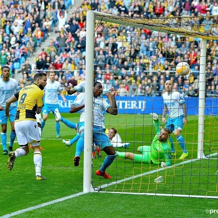 ティム・マタヴジュのインスタグラム：「Yesterday we showed a good performance, but you fans were even more amazing. I would like to thank you, for all the congratulations after my goal, it really means a lot to me.  #forzavitesse💛🖤」