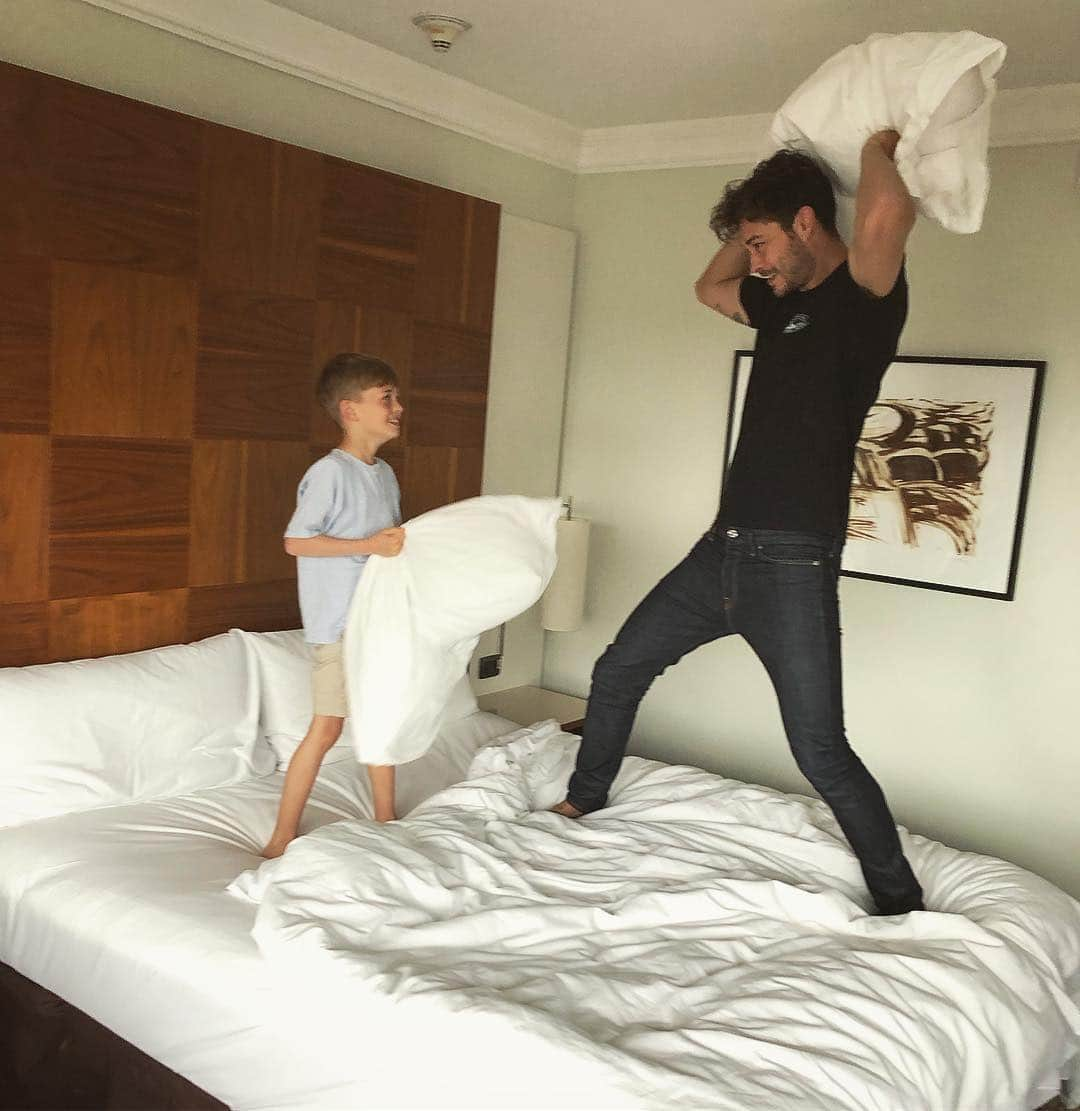 フランシスコ･ラチョースキーさんのインスタグラム写真 - (フランシスコ･ラチョースキーInstagram)「That’s what happens when we travel together! Hotel pillow fights all day!!!🤣🤣 @lachowski_milolaslo」4月8日 23時27分 - chico_lachowski