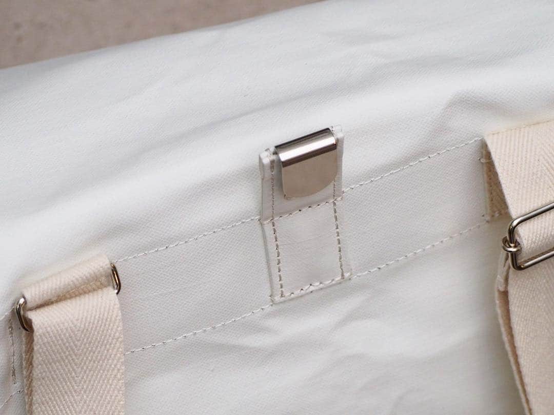 のインスタグラム：「【NEW ARRIVAL】 〈WEWILL×PORTER〉 “ZN BAG” ・ 2019SSシーズンより、B印 YOSHIDAで新たに取り扱いをスタートした〈WEWILL(ウィーウィル)〉より、ショルダーバッグをご紹介します。 ・ WEWILL 2019SS collection “if”のコレクションのテーマを反映させたホワイトは、表面コーティングをした麻のキャンバスを使用。 表面はマットな表情に仕上がっており、裏面は麻特有の温もりのある印象になっています。 ・ 旧日本軍の雑嚢をモチーフに制作。「シンプル且つ機能的であり、使い勝手の良いサイズのバッグである」という理由から、サイズ感も含めて原型のディテールを再現しています。 ・ また背胴部の釣金をベルトにかけるとウエストバッグのようにして持つこともできます。 是非店頭にてお試し下さい。 ・ COLOR:WHITE ¥32,000+TAX ・ 【WEWILL(ウィーウィル】 「静かに、惹きつける服」 シンプルなデザインと上質な素材、考え抜かれたカッティング。上品さのなかにどこか可愛らしさが発見できる男性服。 Designer：福薗英貴（ふくぞの ひでたか） 1976年熊本県出身。2002年、アントワープ王立芸術学院を卒業。その後幾つかのアパレルブランドのディレクターを経て、2017AWシーズンより WEWILL を始動する。2018年7月WEWILL初の旗艦店「WEWILL GINZA」を銀座1丁目にオープンする。  #bjirushiyoshida #B印YOSHIDA #代官山 #daikanyama #TOKYO #BEAMS #ビームス #yoshidakaban #吉田カバン #ポーター  #porter #비지루시요시다 #도쿄 #다이칸야마 #빔스 #빔즈 #포터 #데일리룩 #백팩 #WEWILL #ウィーウィル」